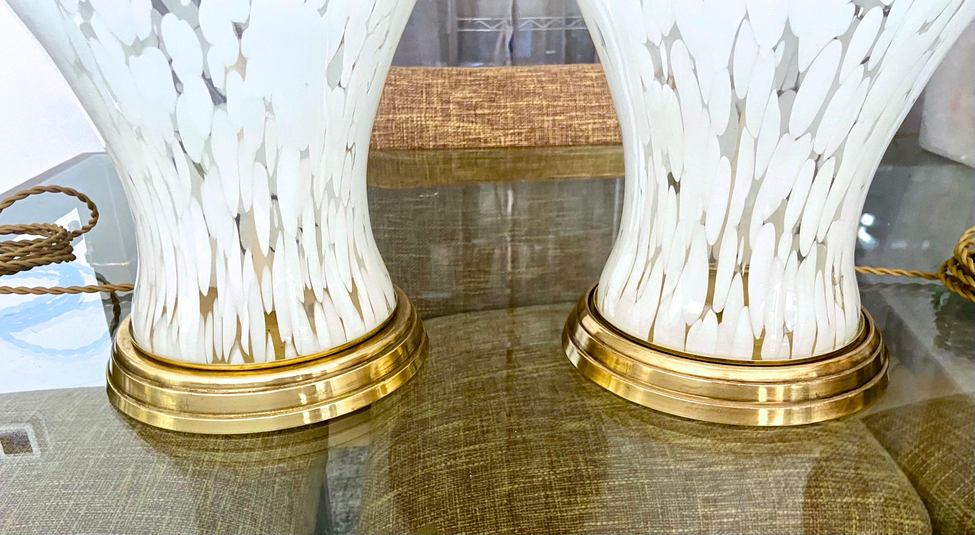 Paar Murano Mazzega Splatter-Tischlampen in Weiß und Klar im Angebot 5