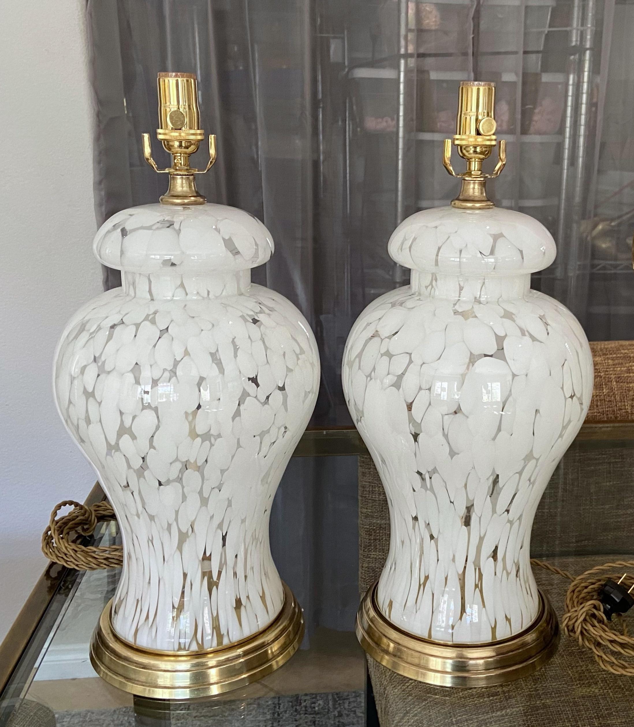 Paar Murano Mazzega Splatter-Tischlampen in Weiß und Klar (Italienisch) im Angebot