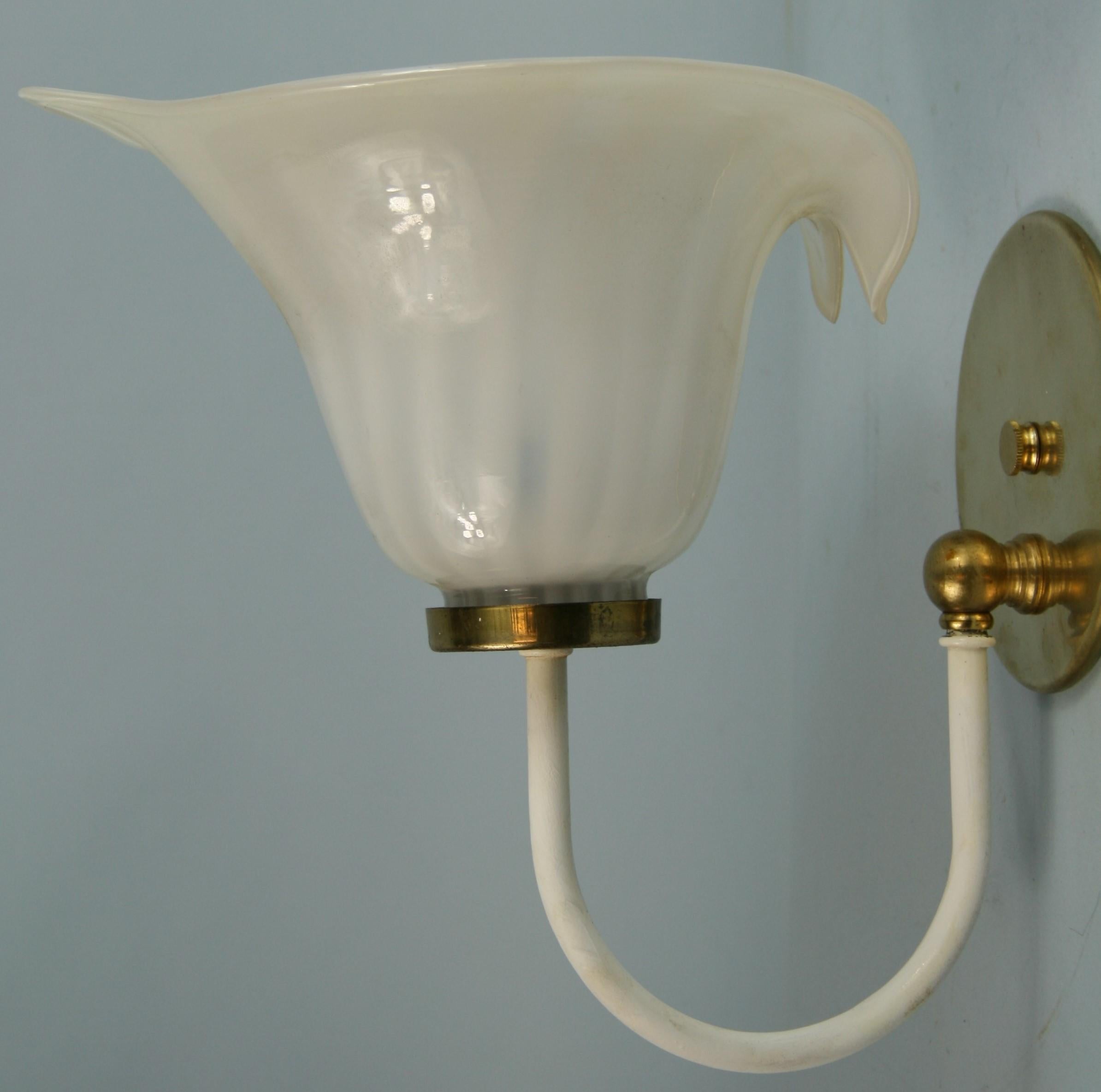 Pair of Murano Mid Century Tulip Glass Sconces In Good Condition For Sale In Douglas Manor, NY
