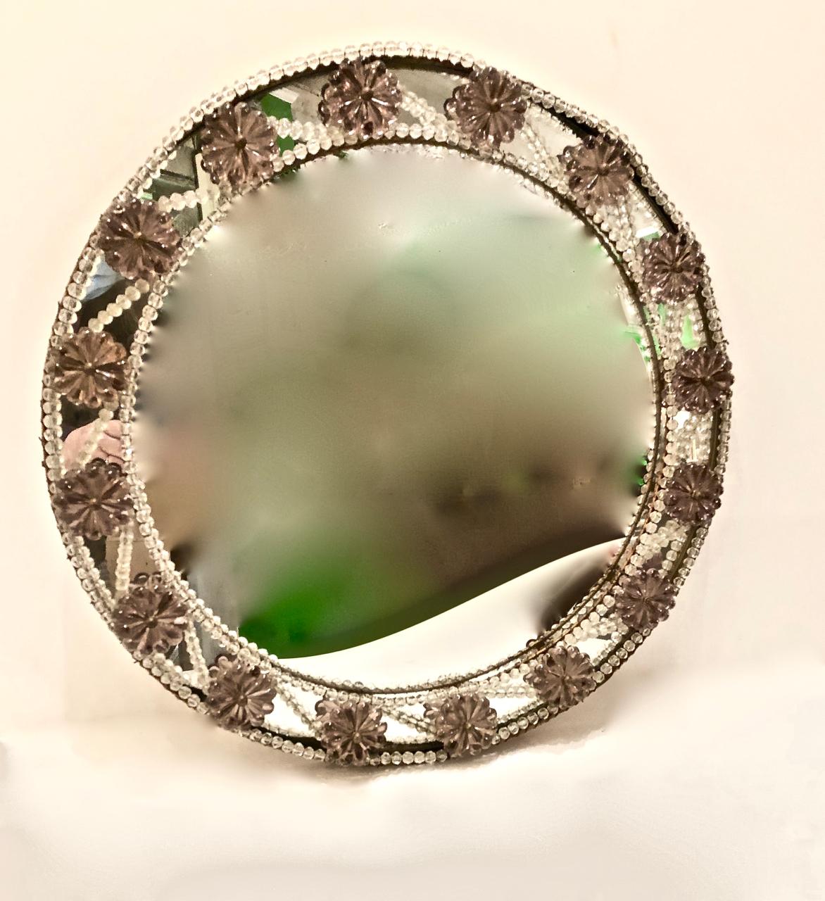 Il s'agit d'une paire inhabituelle de miroirs ronds perlés de Murano datant du début ou du milieu du 20e siècle, magnifiquement décorés de fleurons d'améthyste. Les deux miroirs sont en très bon état général. La dernière photo montre l'un des