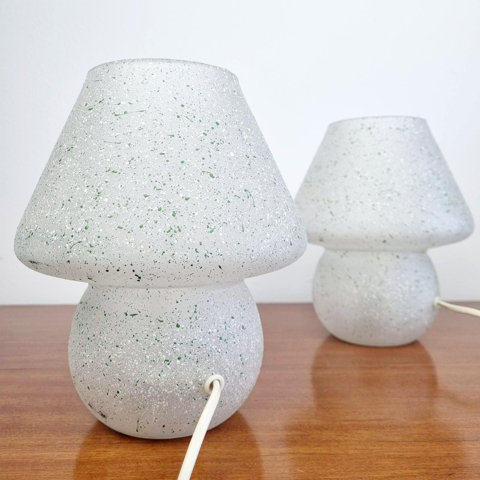 Paire de lampes de table ou de chevet en verre de Murano du milieu du siècle, fabriquées en Italie dans les années 70
Fabriqué par Vistosi