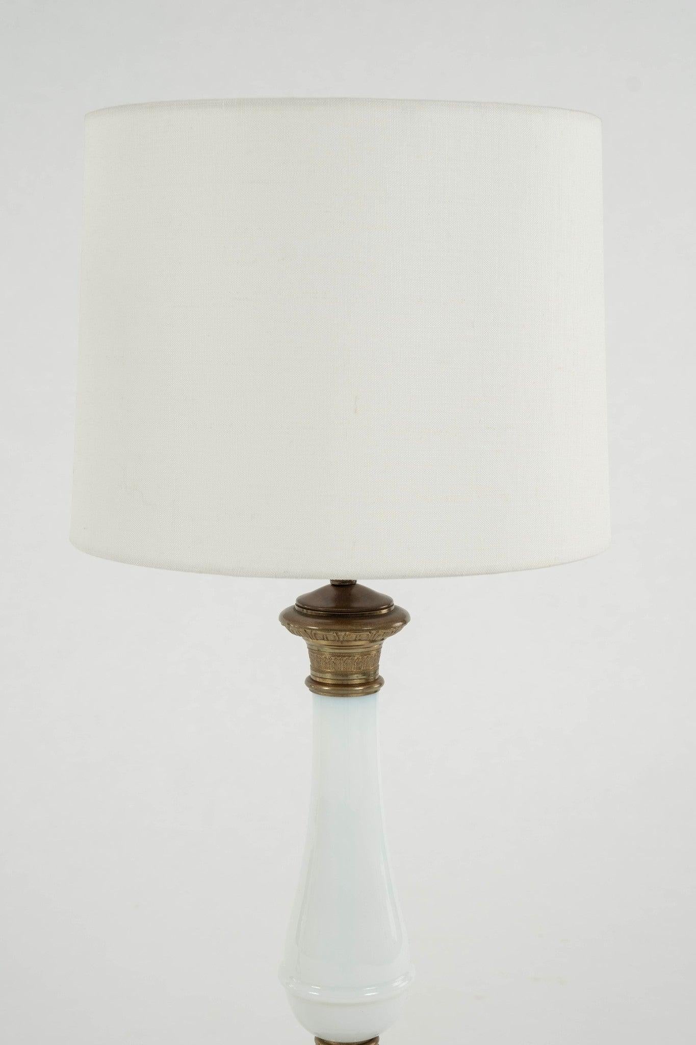 Paire de lampes de table italiennes en verre opalin des années 1960 avec des accents de bronze. Les dimensions incluent l'abat-jour.