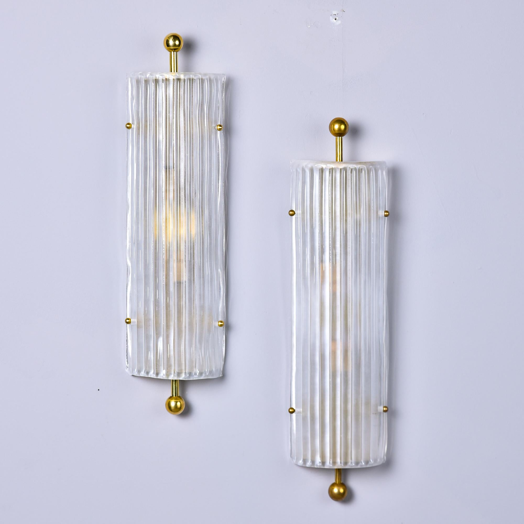 Paar Murano Ribbed Glass Wall Lights mit Messingbeschlägen (Moderne der Mitte des Jahrhunderts) im Angebot
