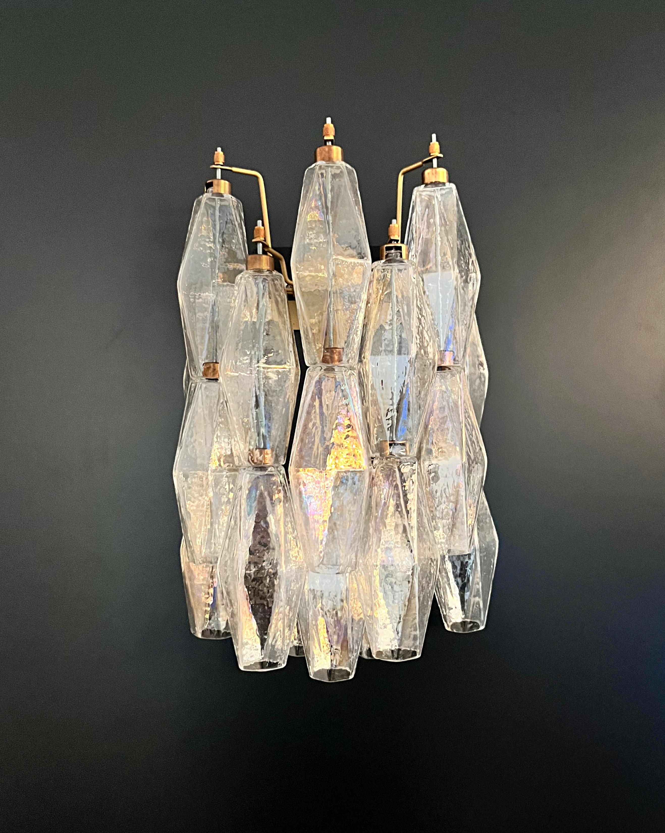 100% fatto a mano a Murano. Le appliques sono realizzate con 16 vetri Poliedri di Murano fatti a mano, per ognuna di esse, in una solida struttura metallica verniciata in oro e ottone. Gli occhiali
non sono più disponibili, hanno la particolarità di