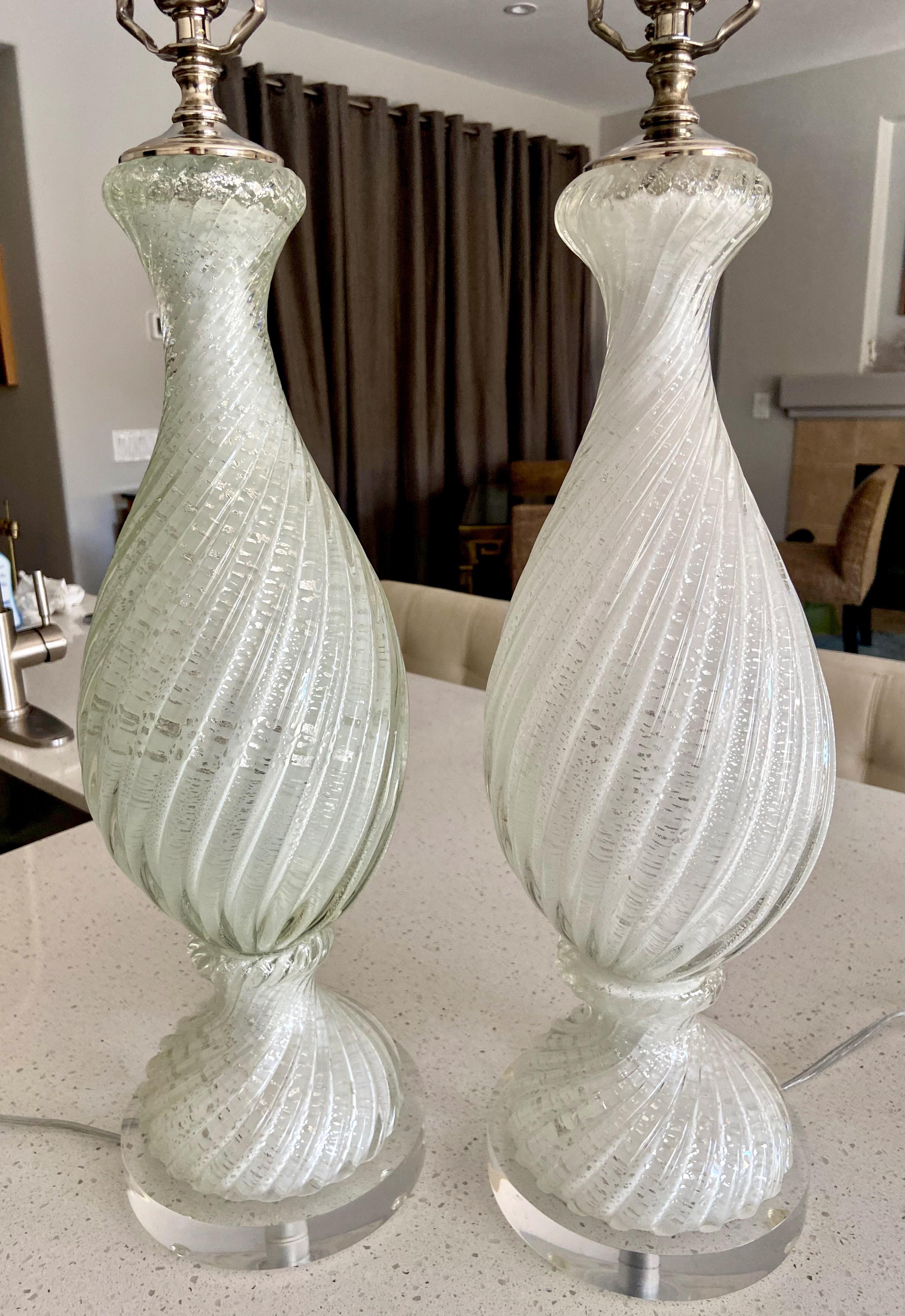 Paire de lampes de table en verre torsadé de Murano, blanc et inclusions d'argent 4