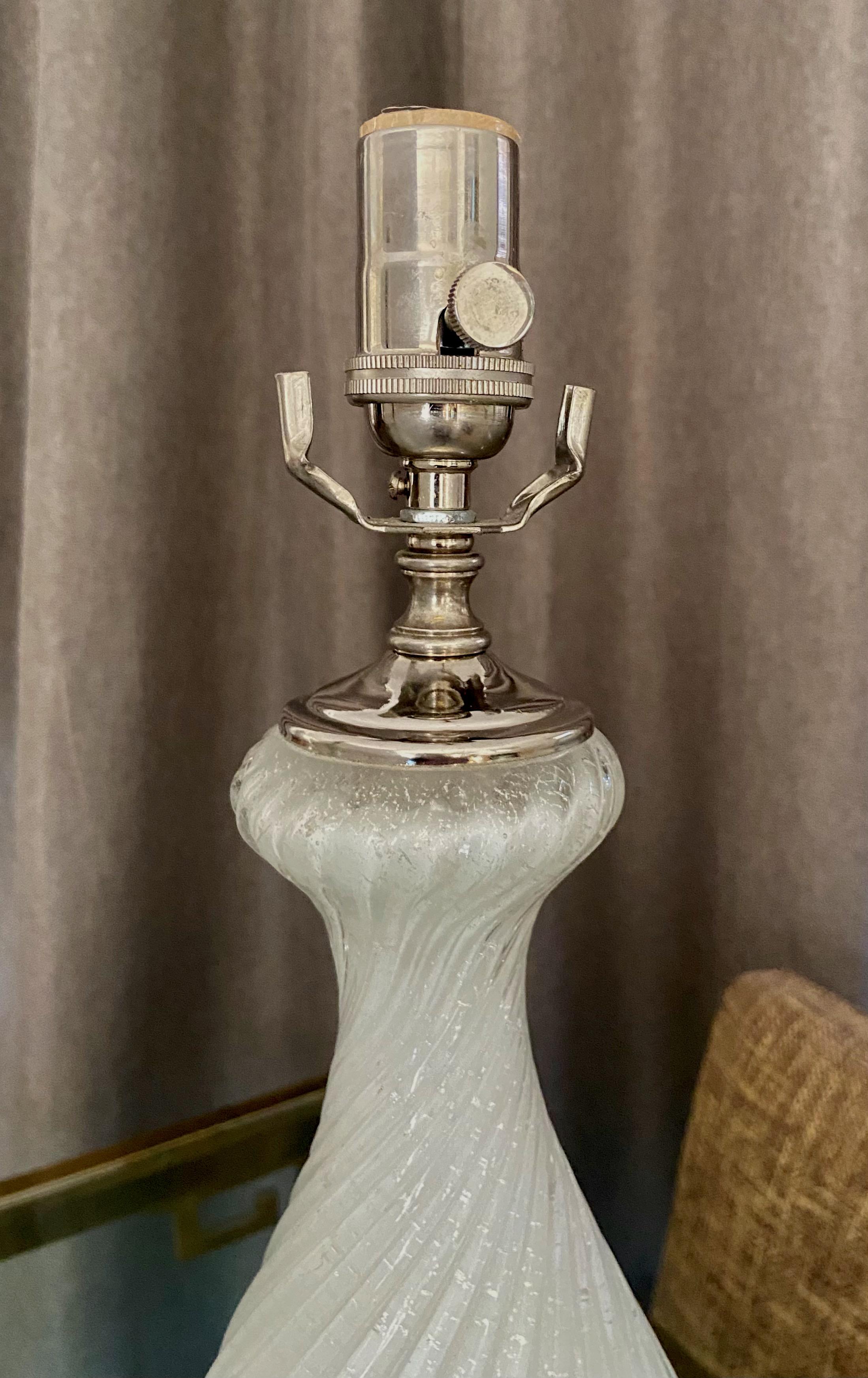 Paire de lampes de table en verre torsadé de Murano, blanc et inclusions d'argent 5