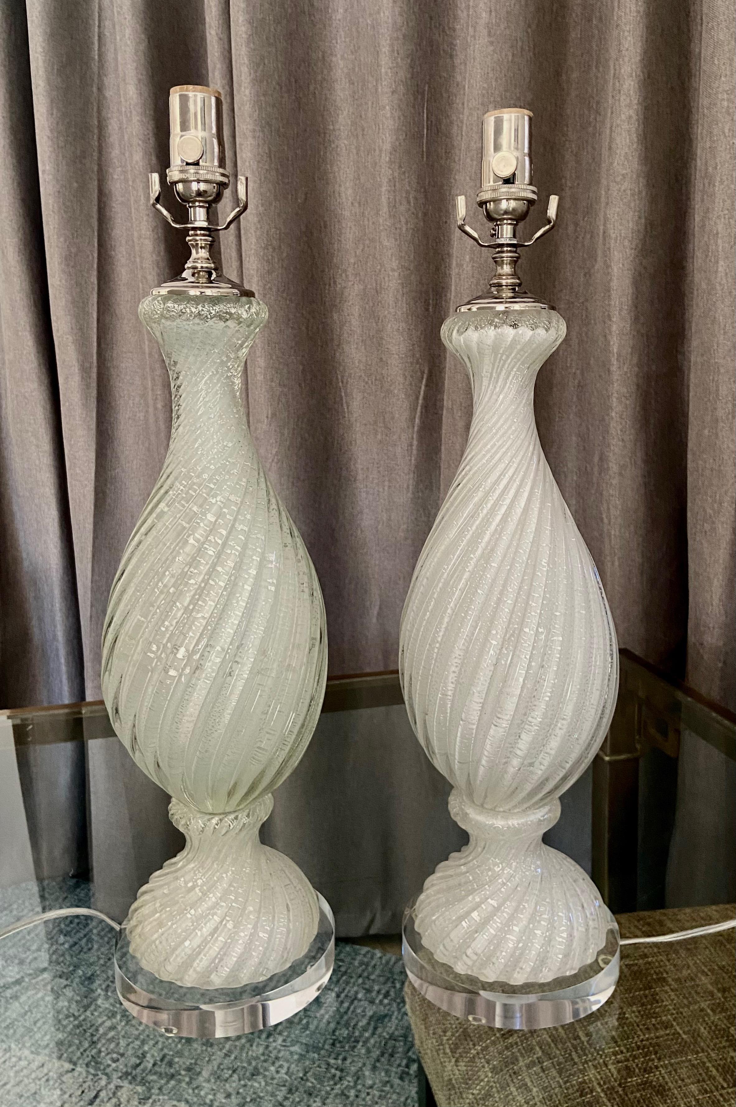 Paire de lampes de table en verre torsadé de Murano, blanc et inclusions d'argent 8