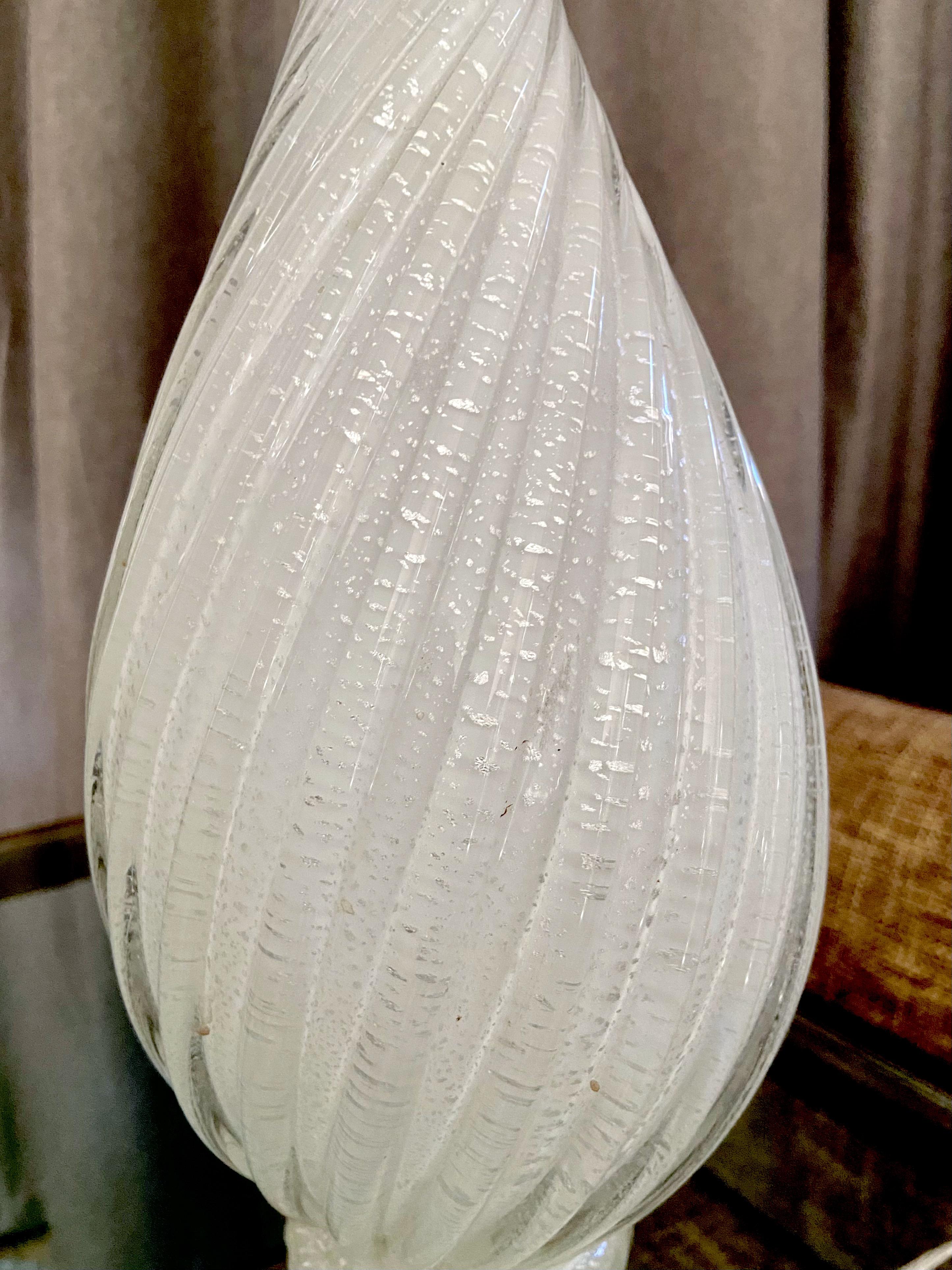Paire de lampes de table en verre torsadé de Murano, blanc et inclusions d'argent 10