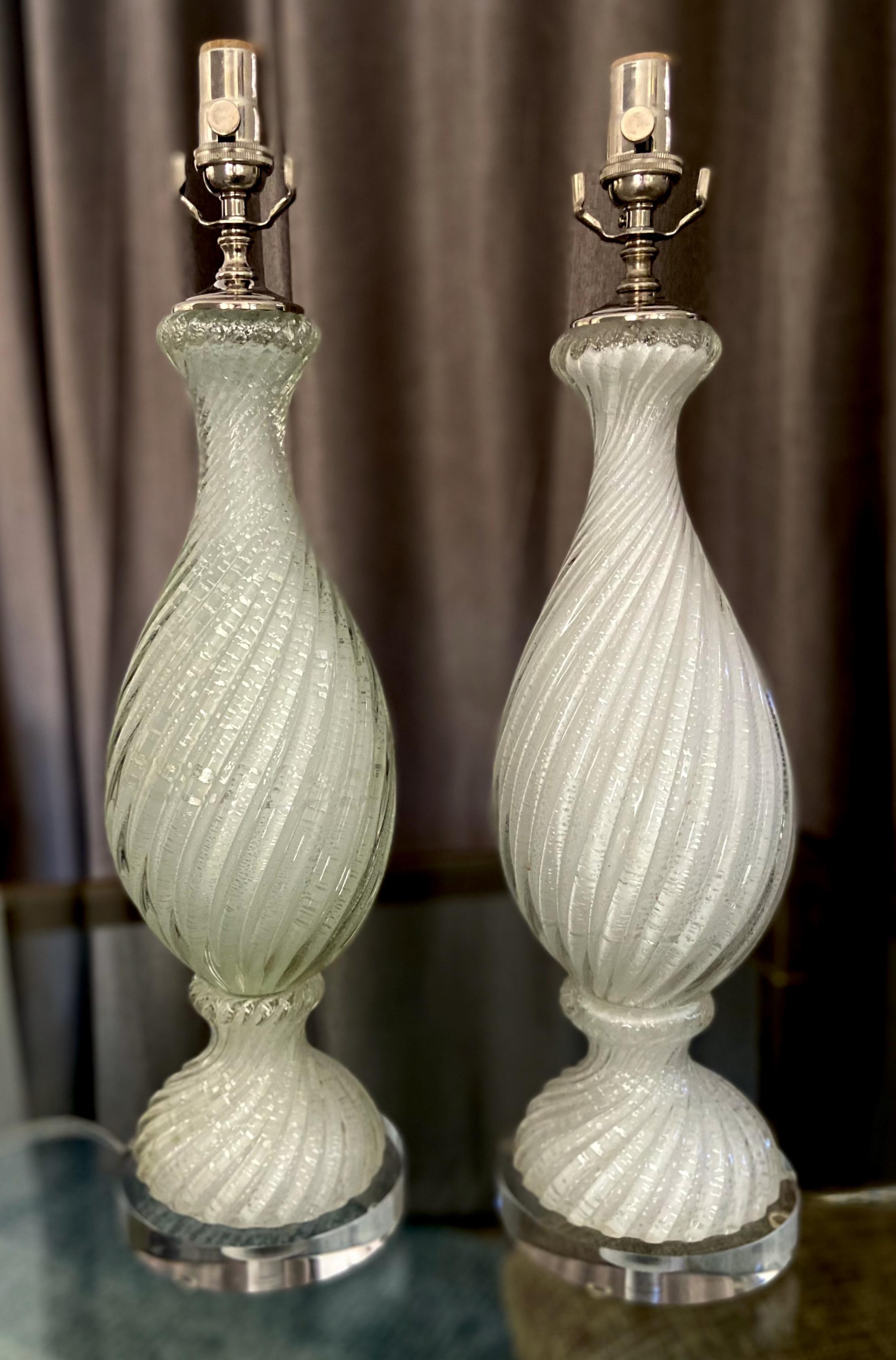 Paire de lampes de table en verre torsadé de Murano, blanc et inclusions d'argent 11