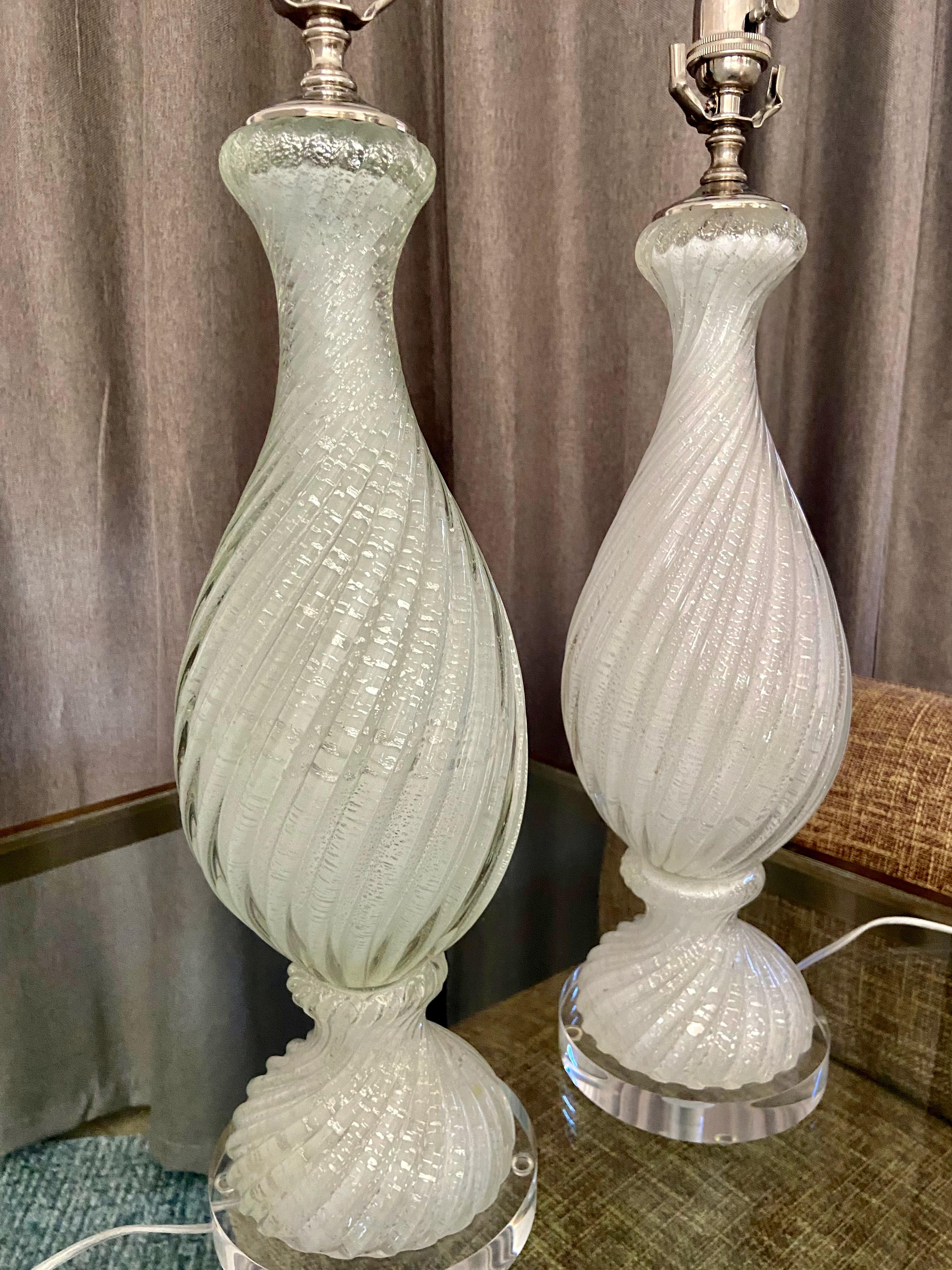 italien Paire de lampes de table en verre torsadé de Murano, blanc et inclusions d'argent