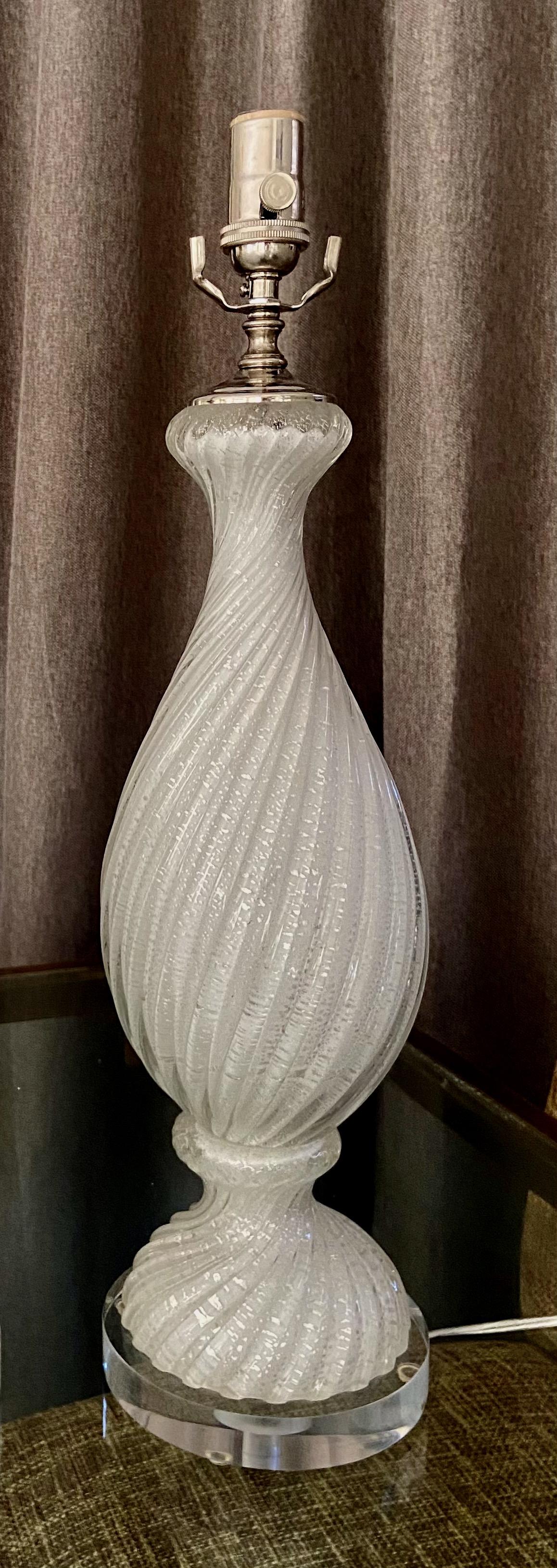 Milieu du XXe siècle Paire de lampes de table en verre torsadé de Murano, blanc et inclusions d'argent