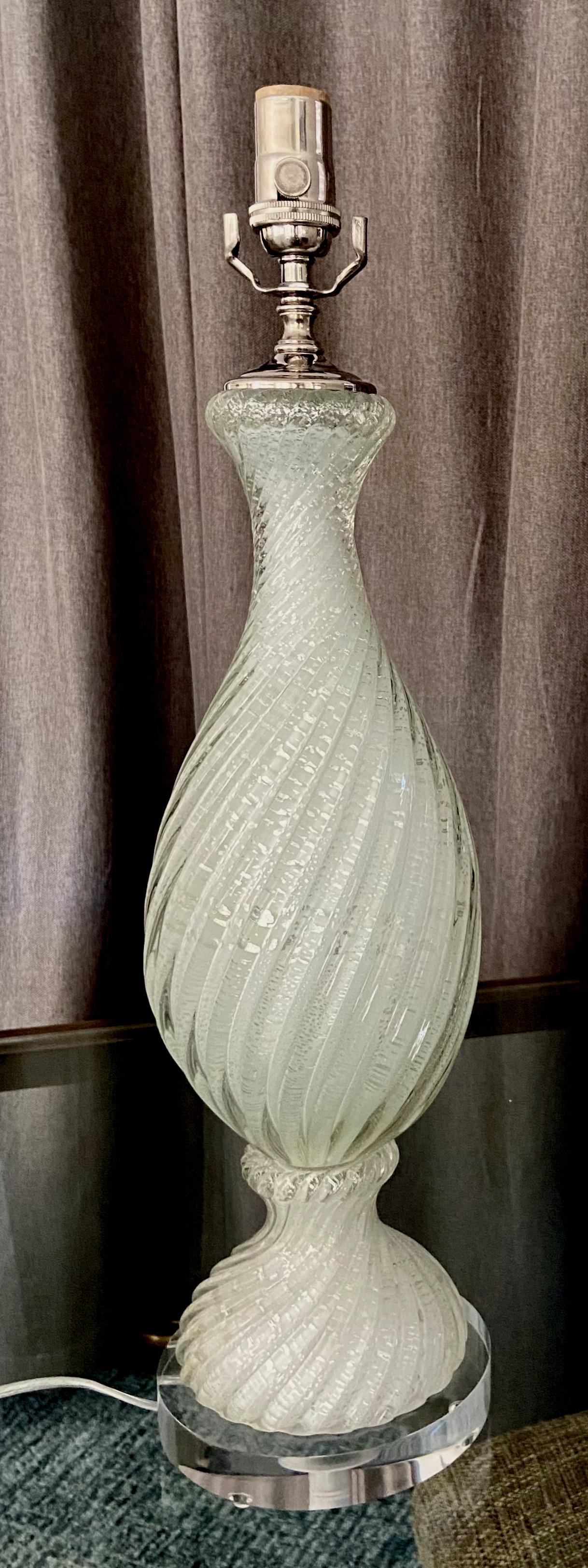 Verre brun Paire de lampes de table en verre torsadé de Murano, blanc et inclusions d'argent