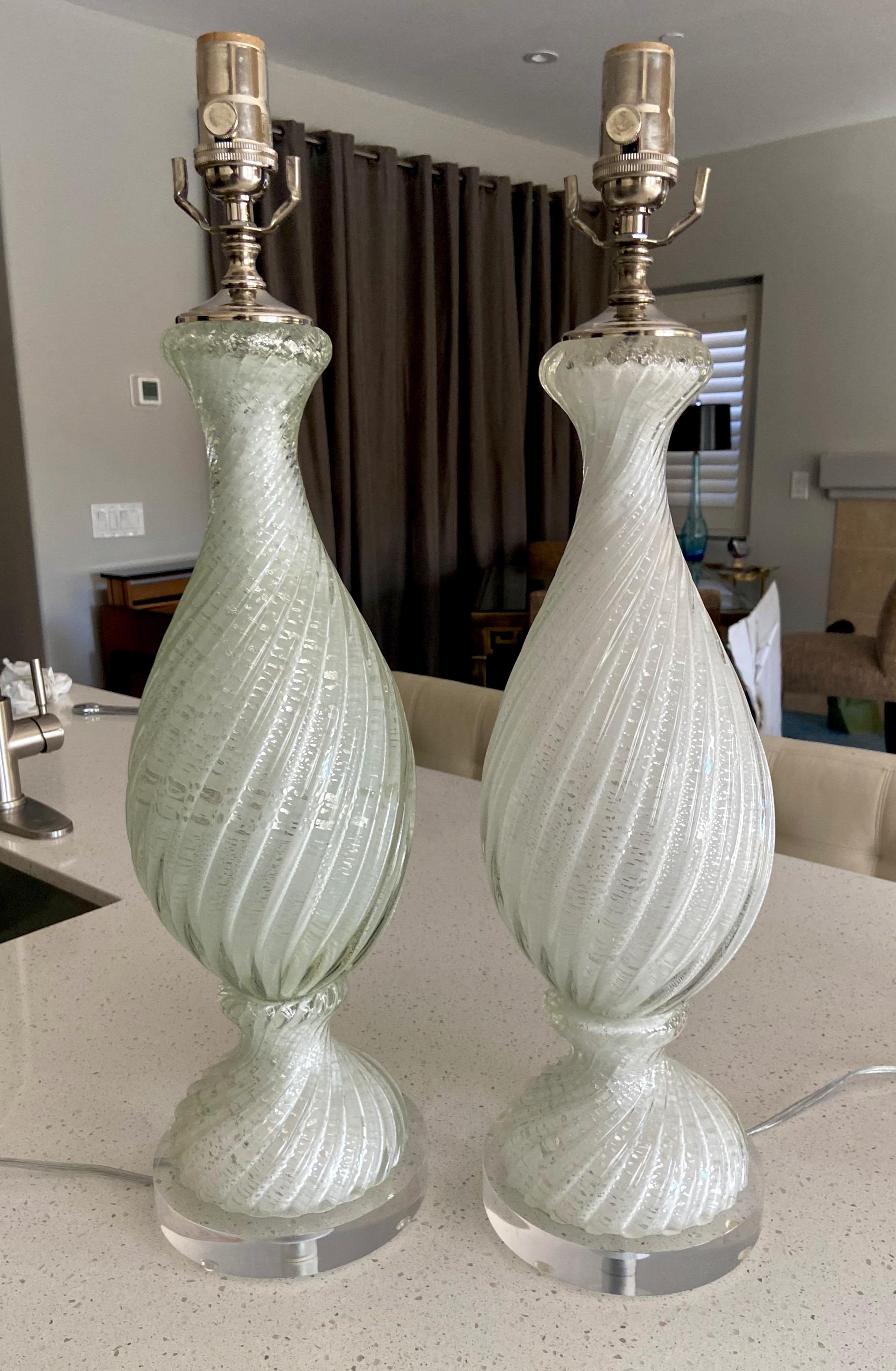 Paire de lampes de table en verre torsadé de Murano, blanc et inclusions d'argent 1