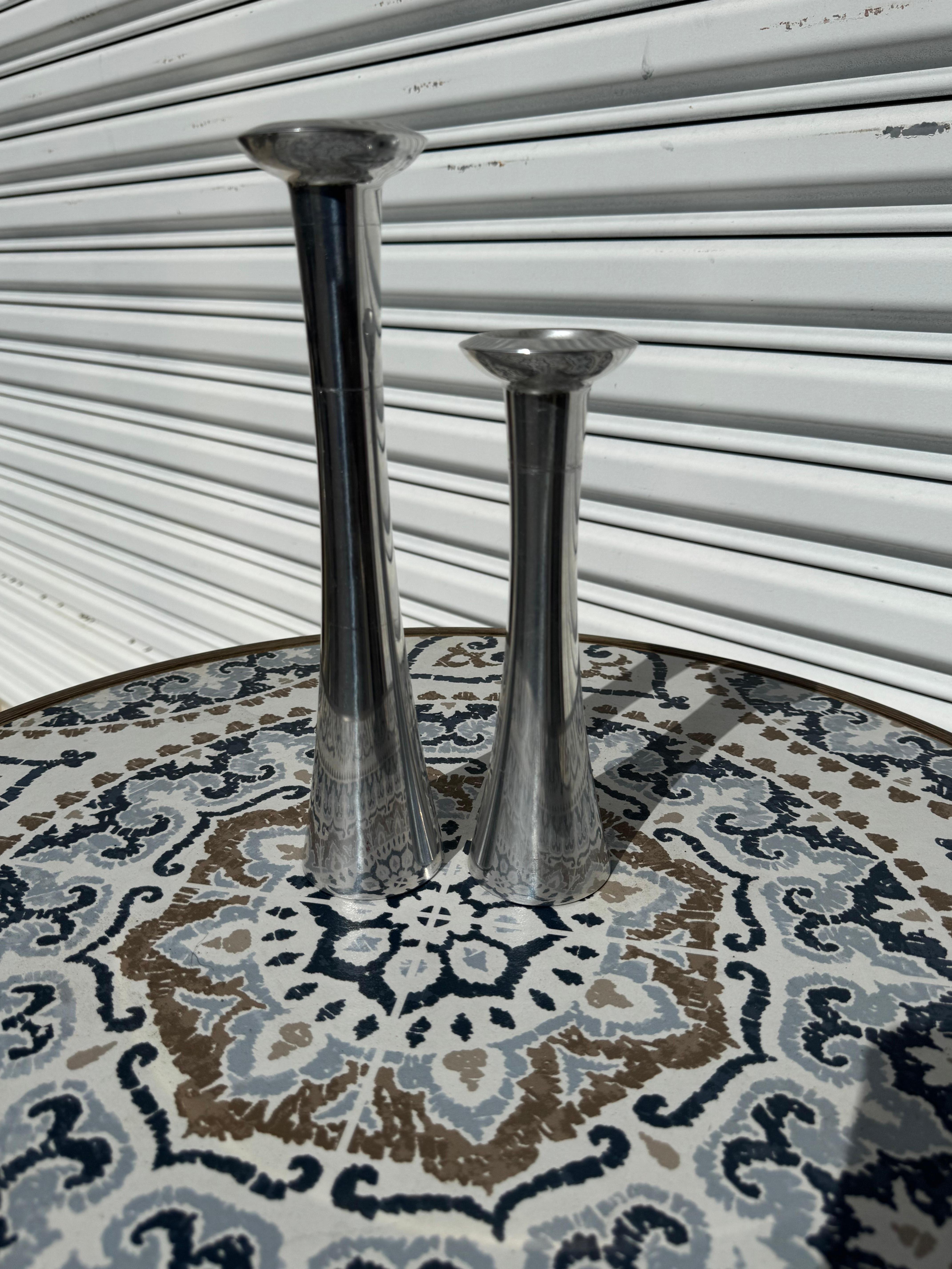 Si tratta di una coppia di portacandele a due livelli.
I portacandele sono realizzati in alluminio lucido.