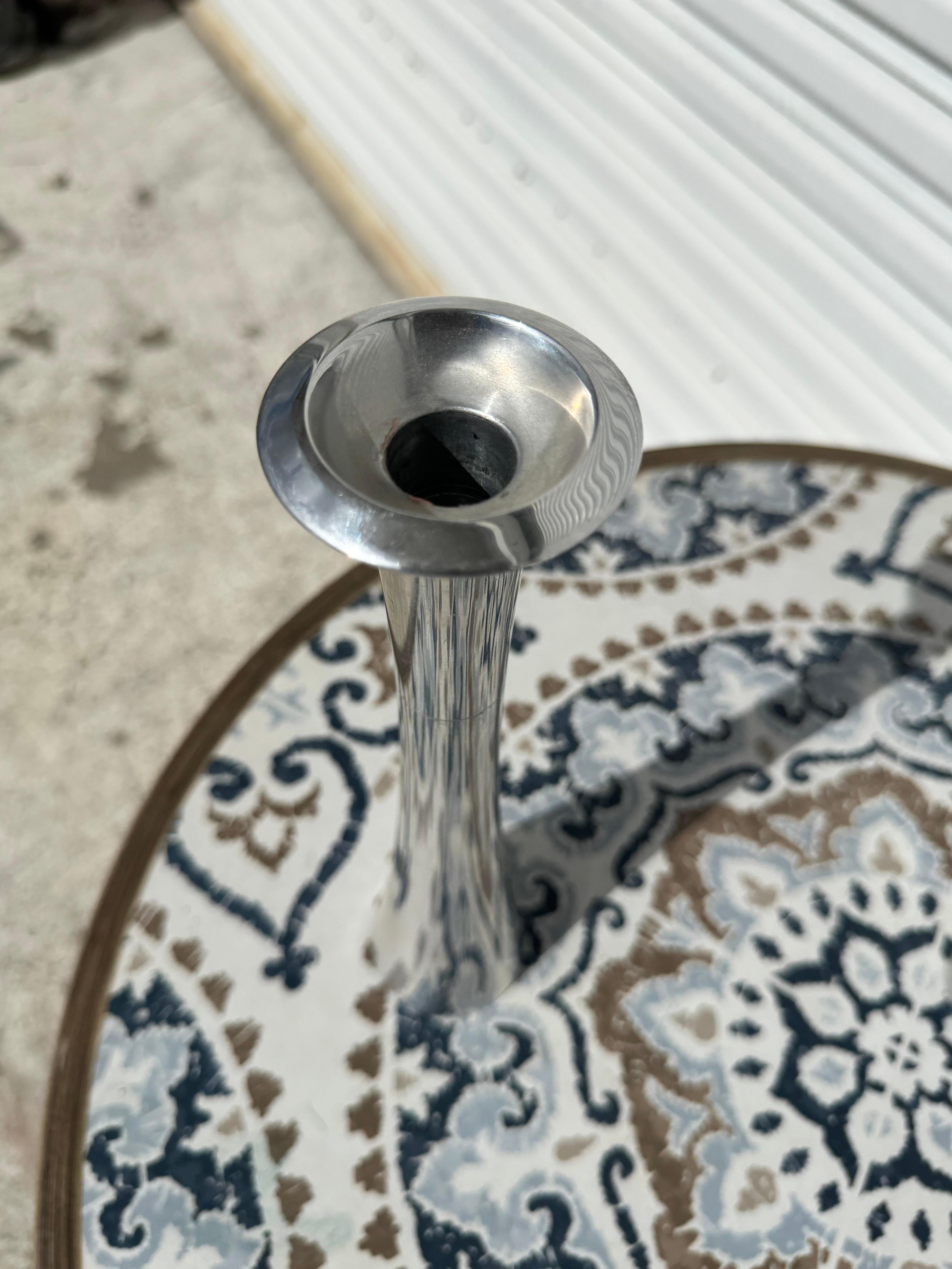 Coppia di portacandele a 2 livelli in alluminio lucido Nambe In condizioni buone in vendita a Pasadena, TX