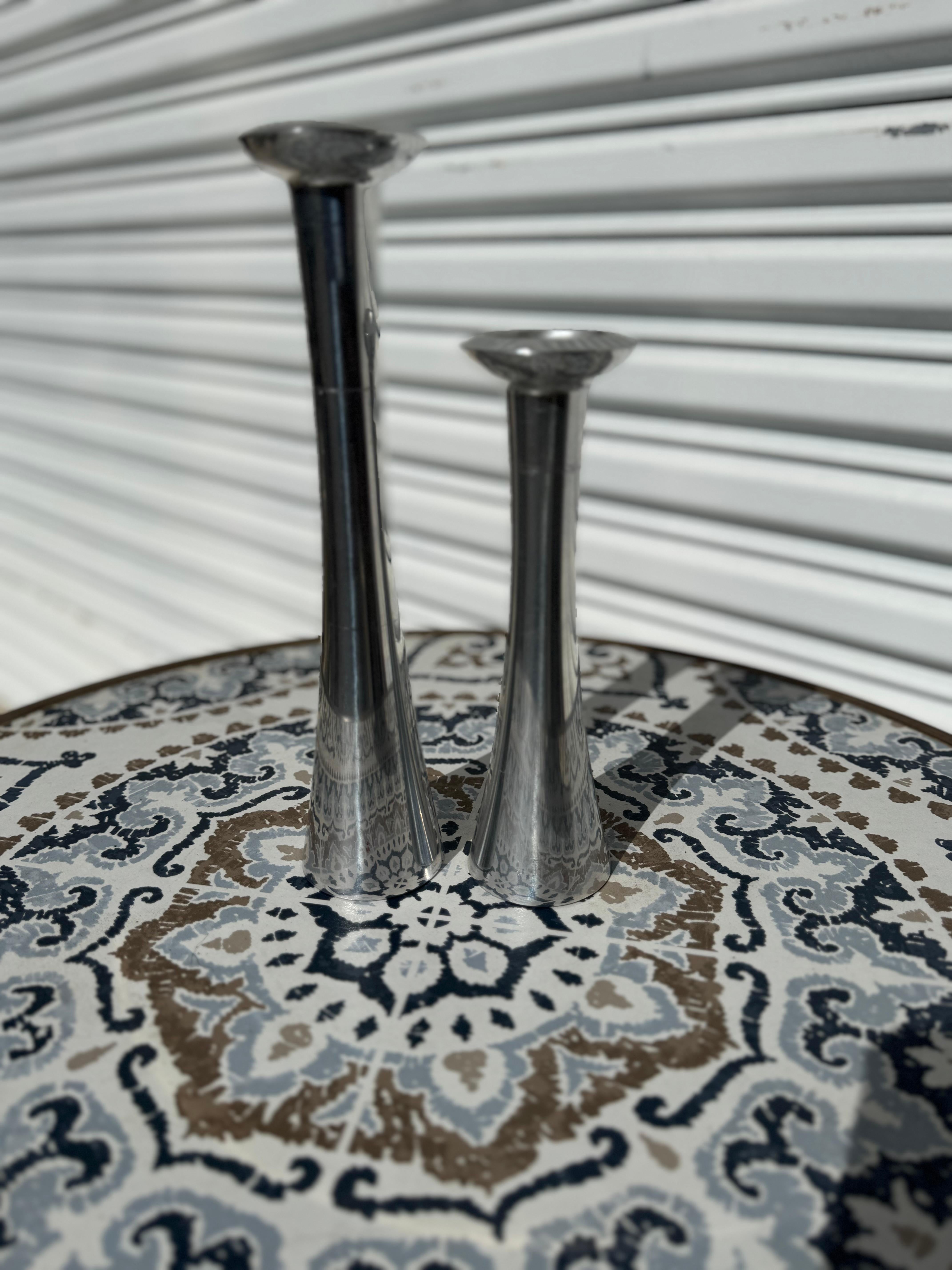 XX secolo Coppia di portacandele a 2 livelli in alluminio lucido Nambe in vendita