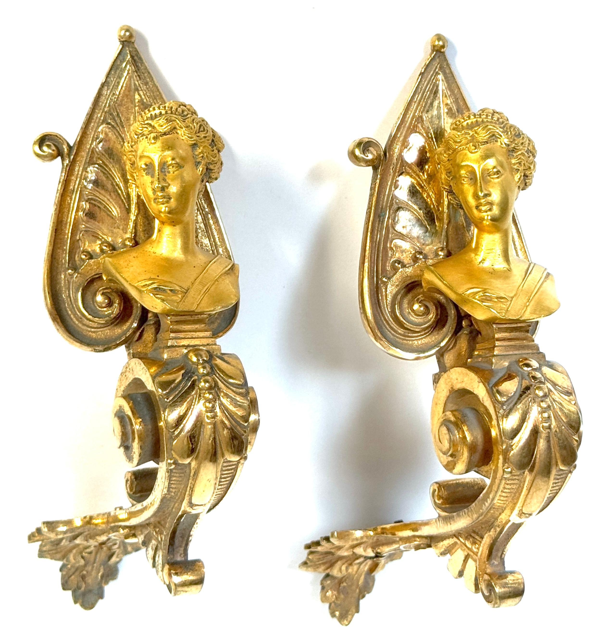 Coppia di paracolpi per tende Napoleone III in ormolu dorato a fuoco con busti femminili classici, Palais Royal, Parigi, anni '70 del XIX secolo

Una squisita coppia di fermatenda francesi in ormolu Napoleone III, risalenti agli anni Settanta del