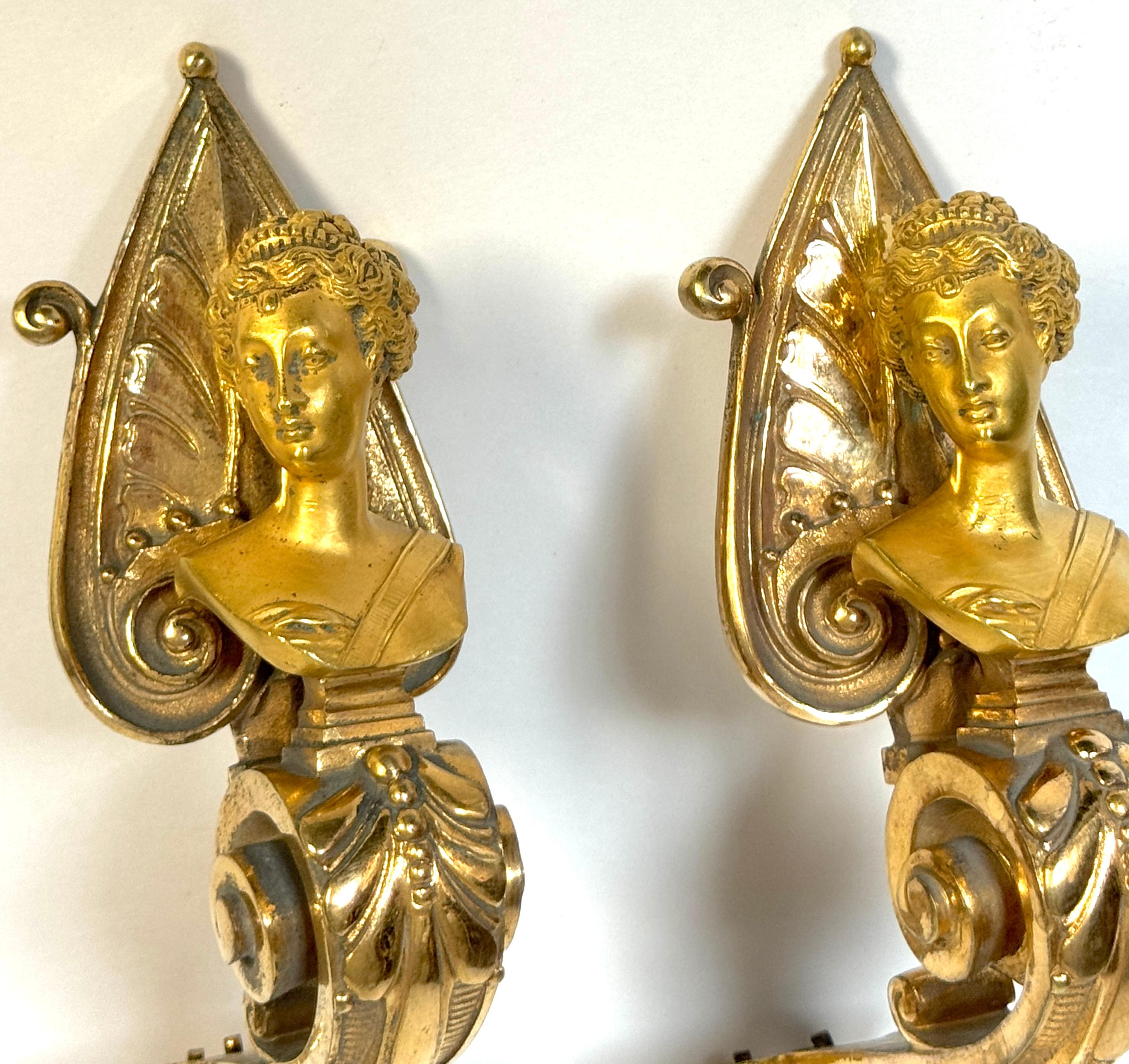 Francese Coppia di paracolpi per tende Napoleone III dorati a fuoco con busti femminili classici in vendita