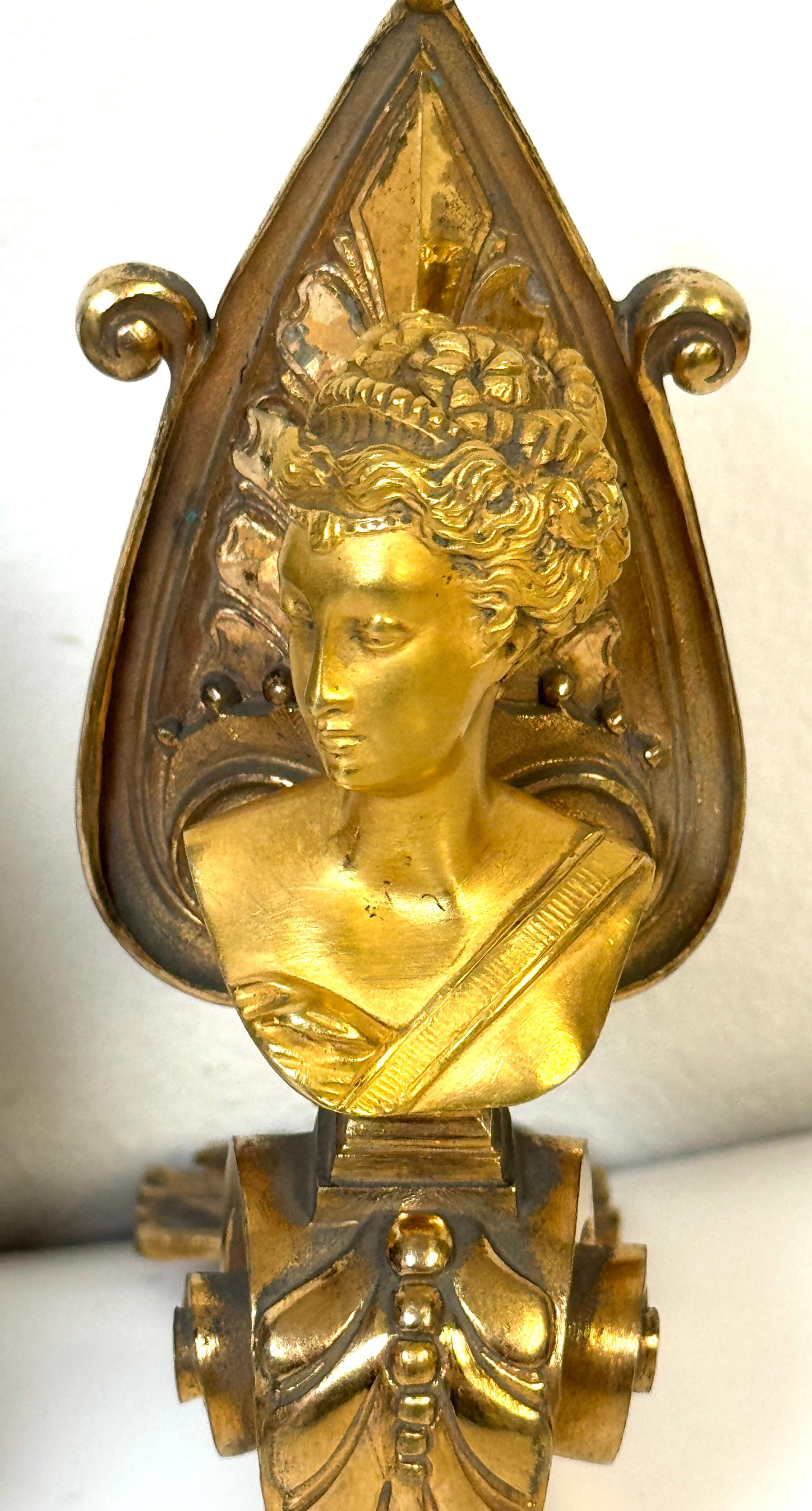 Calco Coppia di paracolpi per tende Napoleone III dorati a fuoco con busti femminili classici in vendita