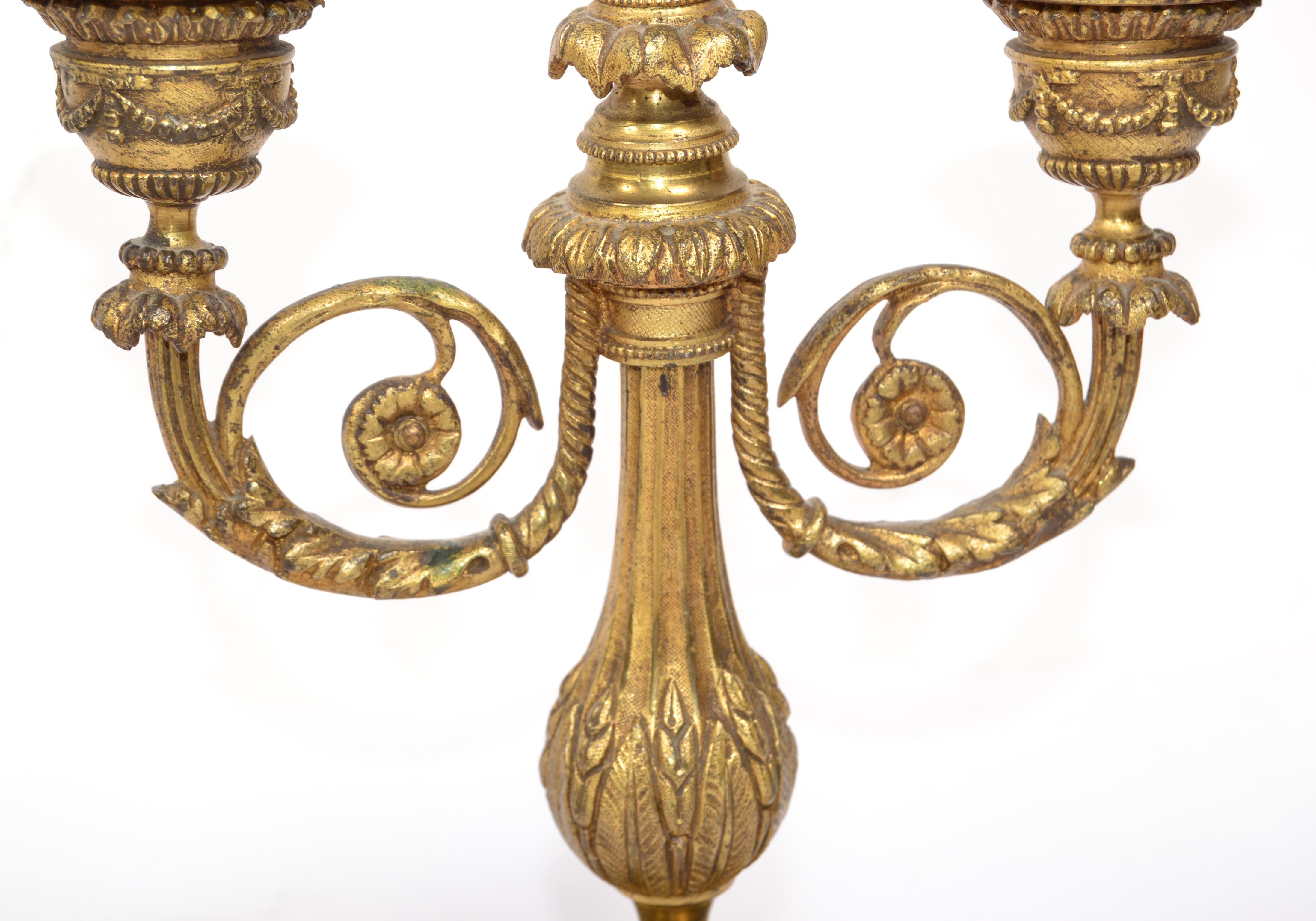 Paar französische verschnörkelte Napoleon III.-Kerzenhalter aus vergoldeter Bronze und Marmor im Angebot 4