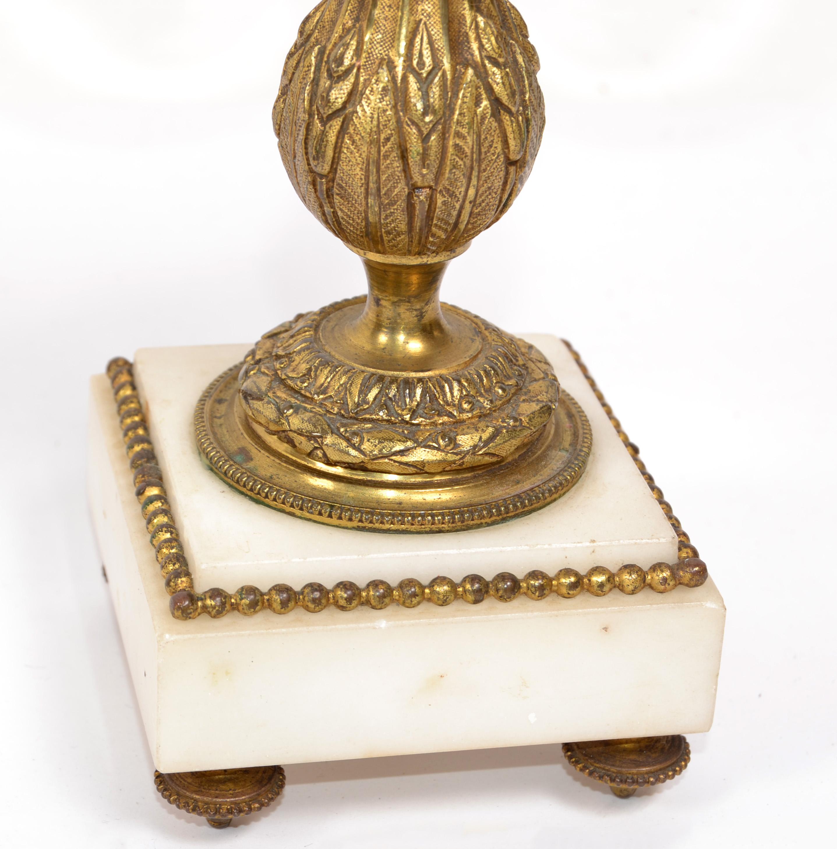 Paar französische verschnörkelte Napoleon III.-Kerzenhalter aus vergoldeter Bronze und Marmor im Angebot 5