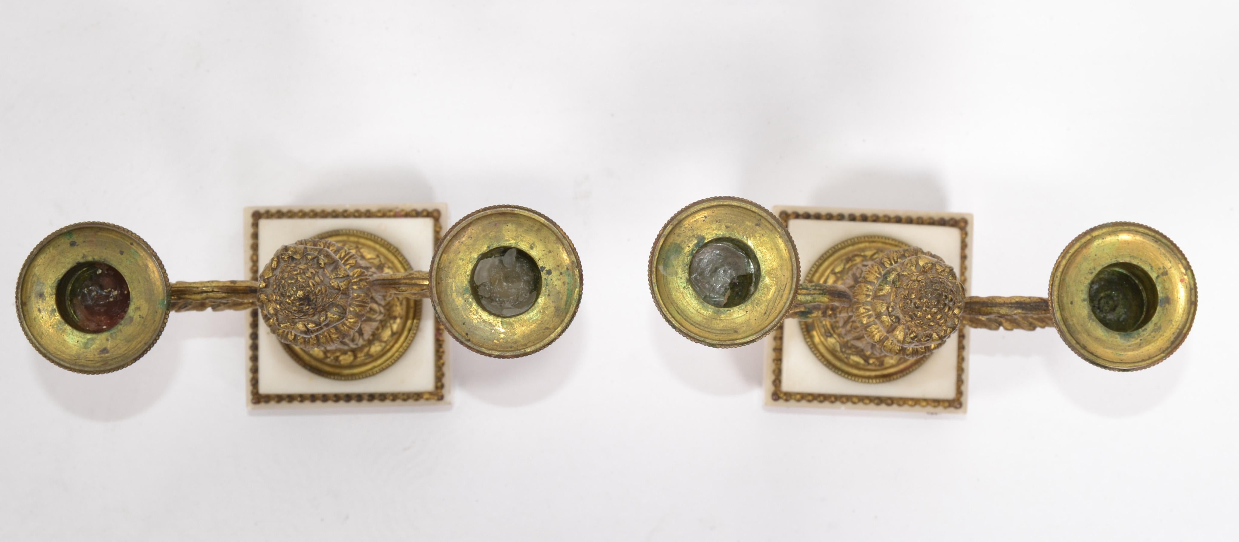 Paar französische verschnörkelte Napoleon III.-Kerzenhalter aus vergoldeter Bronze und Marmor im Angebot 7