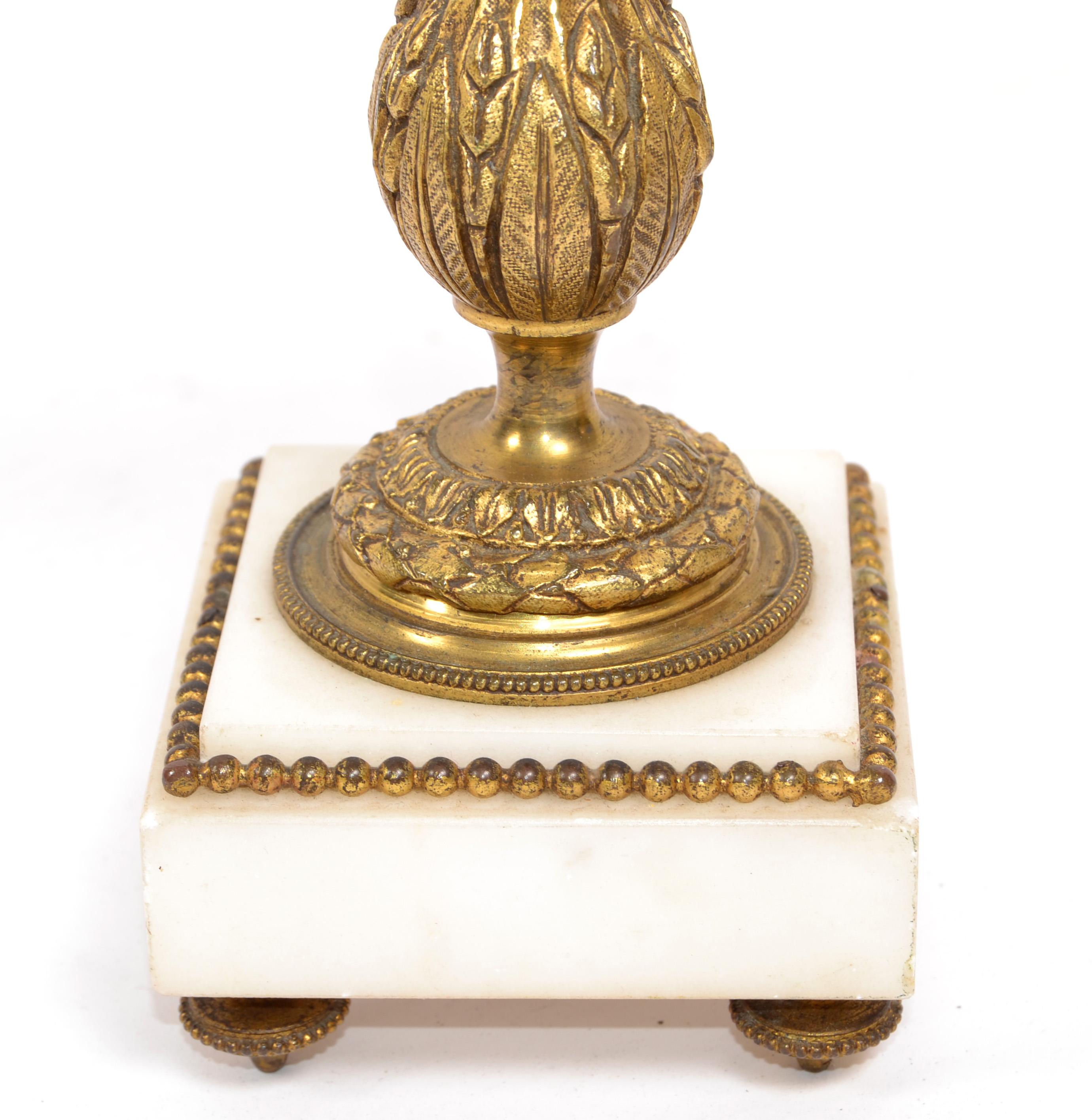 Paar französische verschnörkelte Napoleon III.-Kerzenhalter aus vergoldeter Bronze und Marmor im Angebot 9