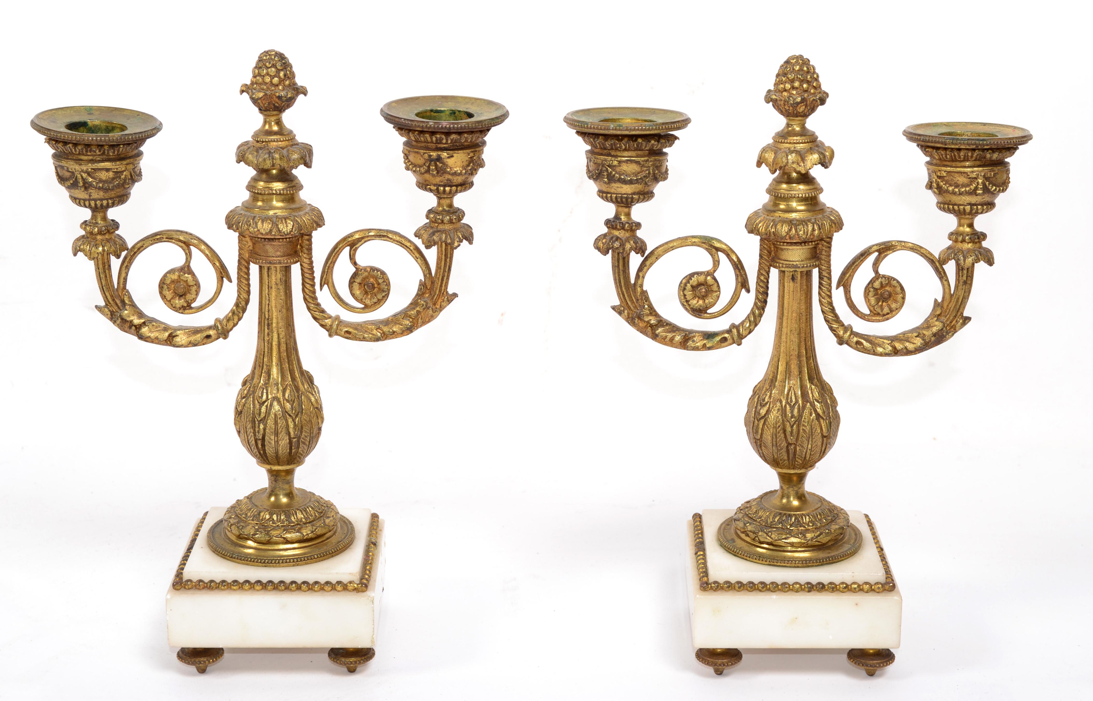 Paar französische verschnörkelte Napoleon III.-Kerzenhalter aus vergoldeter Bronze und Marmor im Angebot 10