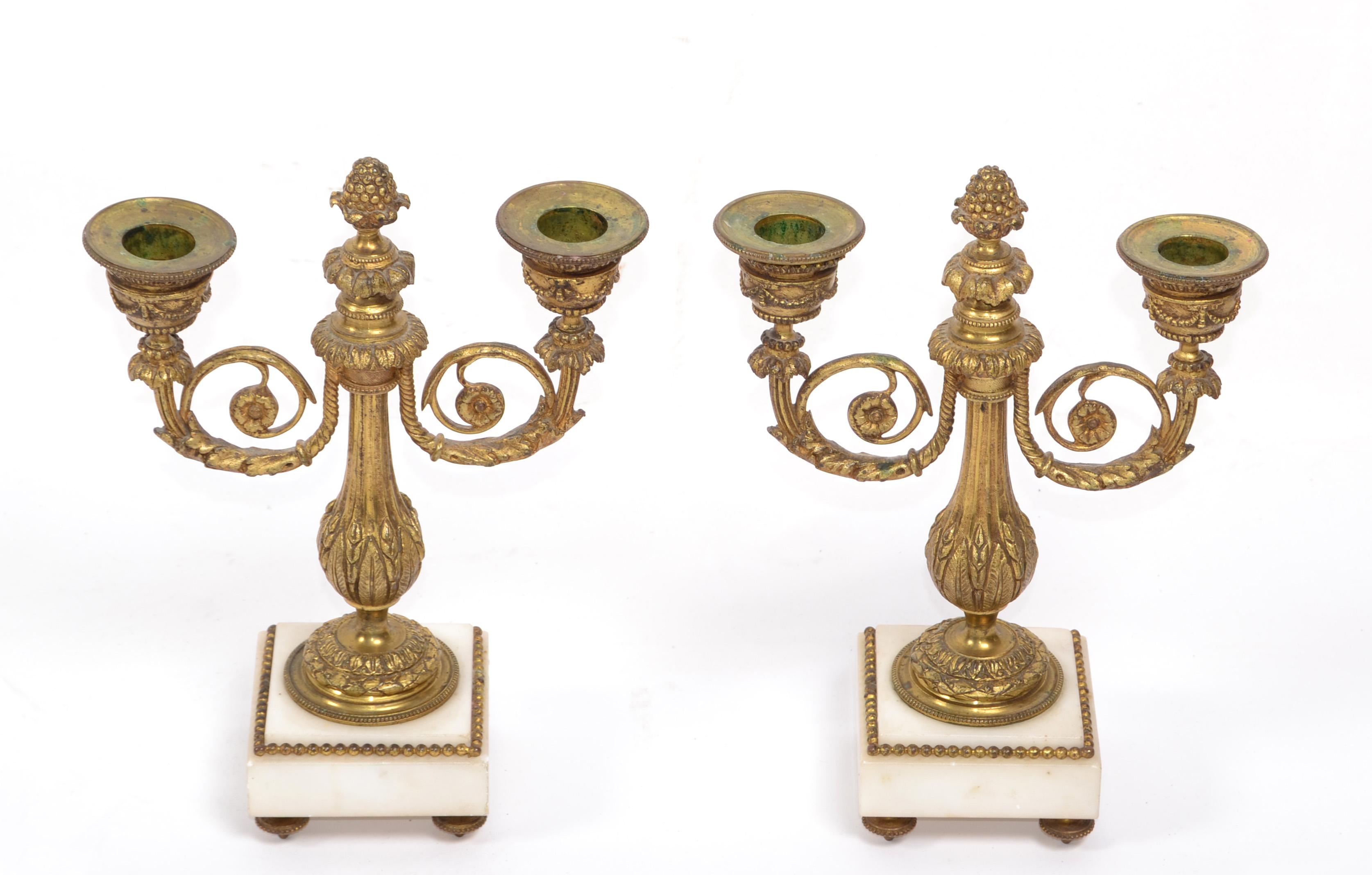 Paar französische verschnörkelte Napoleon III.-Kerzenhalter aus vergoldeter Bronze und Marmor (Französisch) im Angebot
