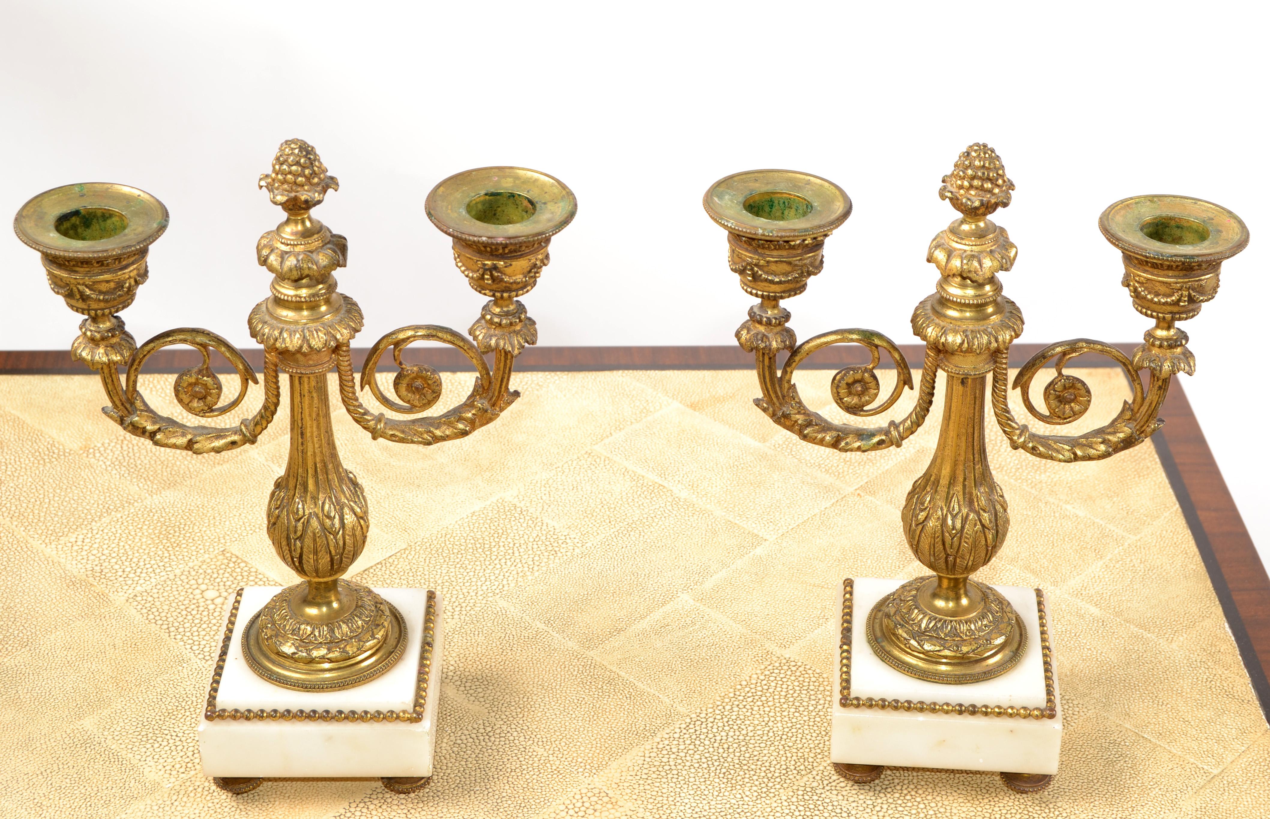 Paar französische verschnörkelte Napoleon III.-Kerzenhalter aus vergoldeter Bronze und Marmor (Vergoldet) im Angebot