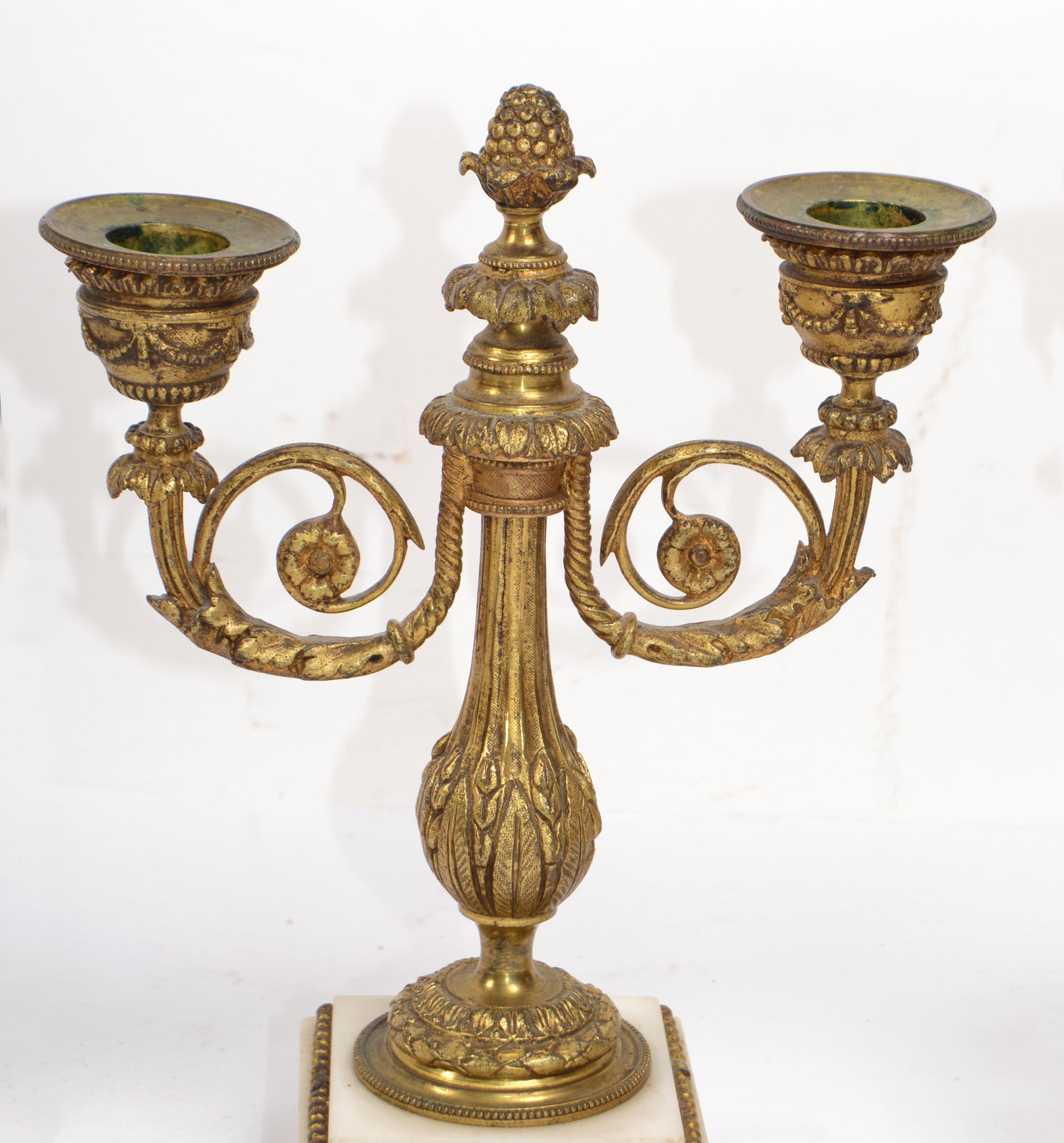 Paar französische verschnörkelte Napoleon III.-Kerzenhalter aus vergoldeter Bronze und Marmor (19. Jahrhundert) im Angebot