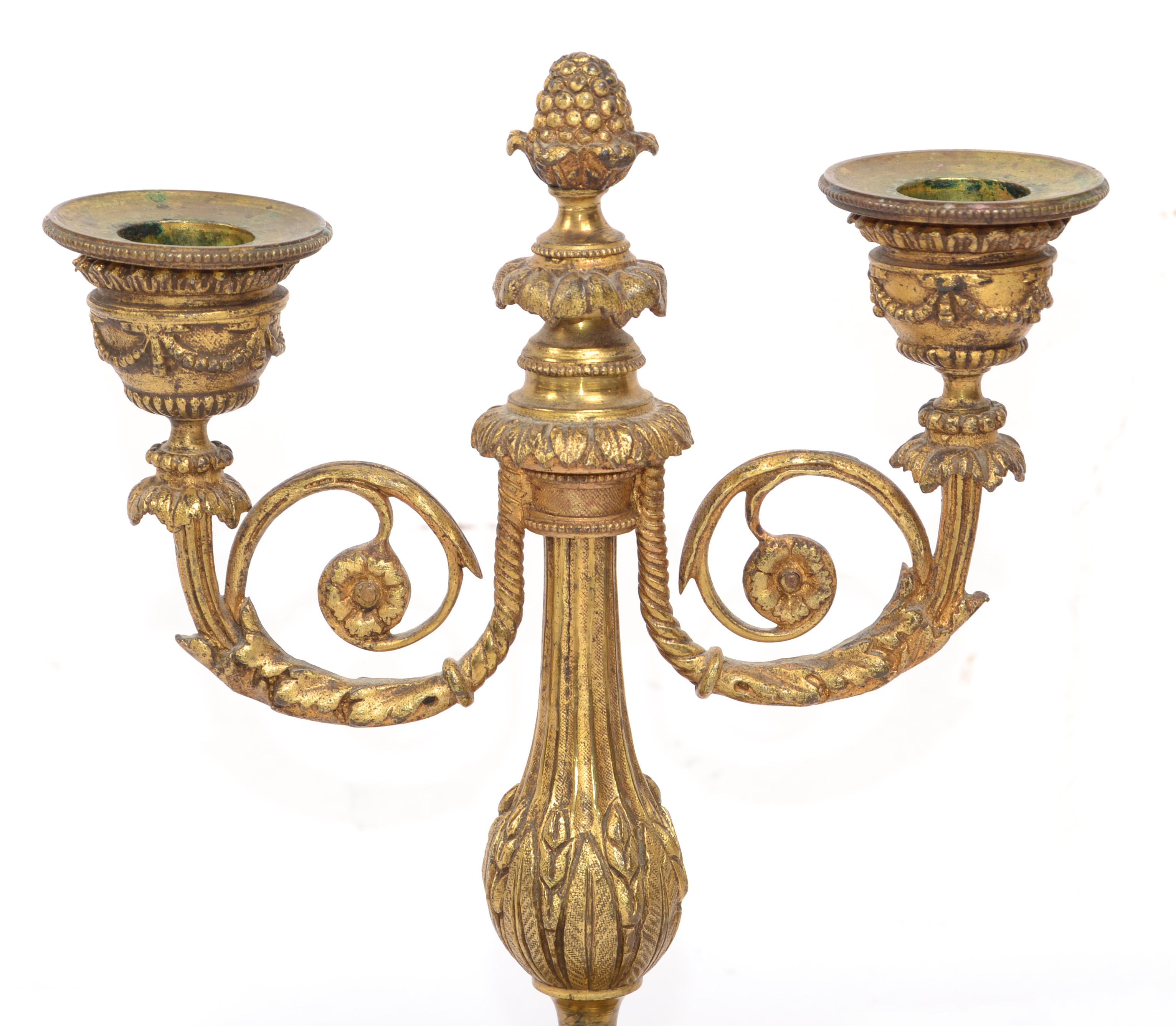 Paar französische verschnörkelte Napoleon III.-Kerzenhalter aus vergoldeter Bronze und Marmor im Angebot 1