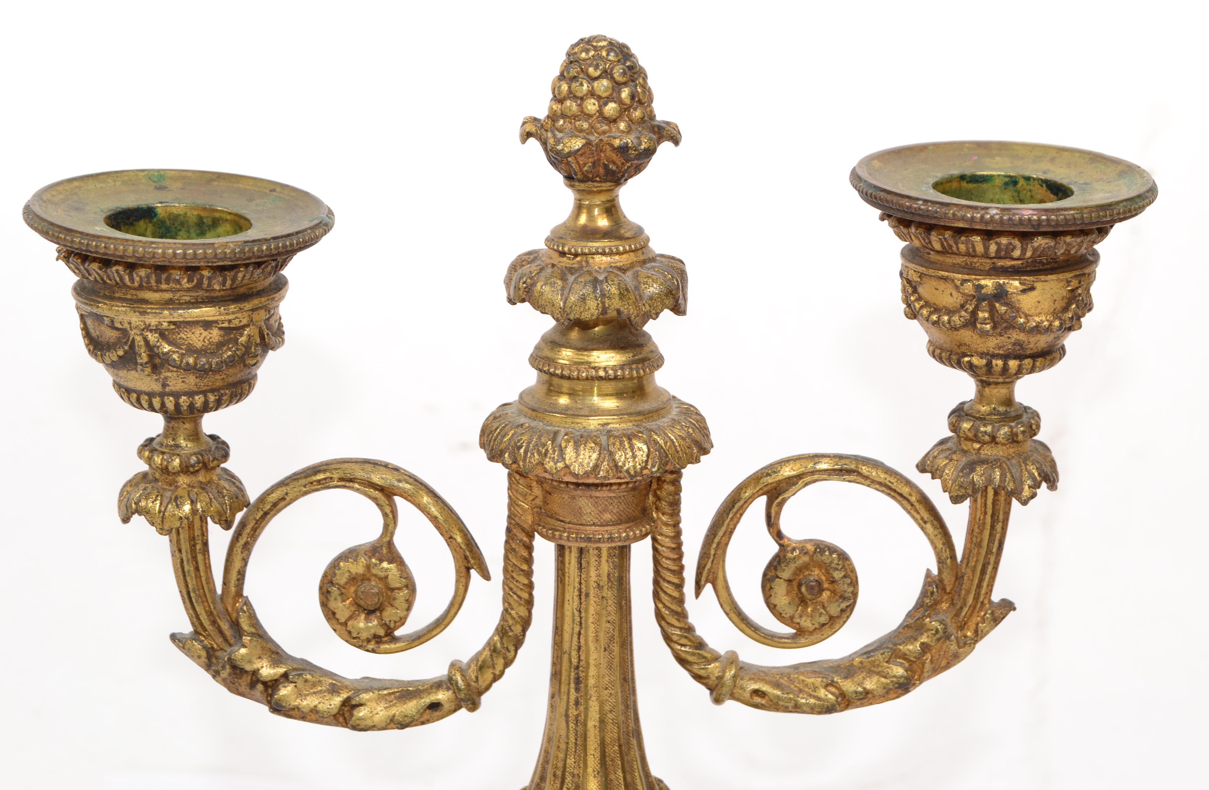 Paar französische verschnörkelte Napoleon III.-Kerzenhalter aus vergoldeter Bronze und Marmor im Angebot 2