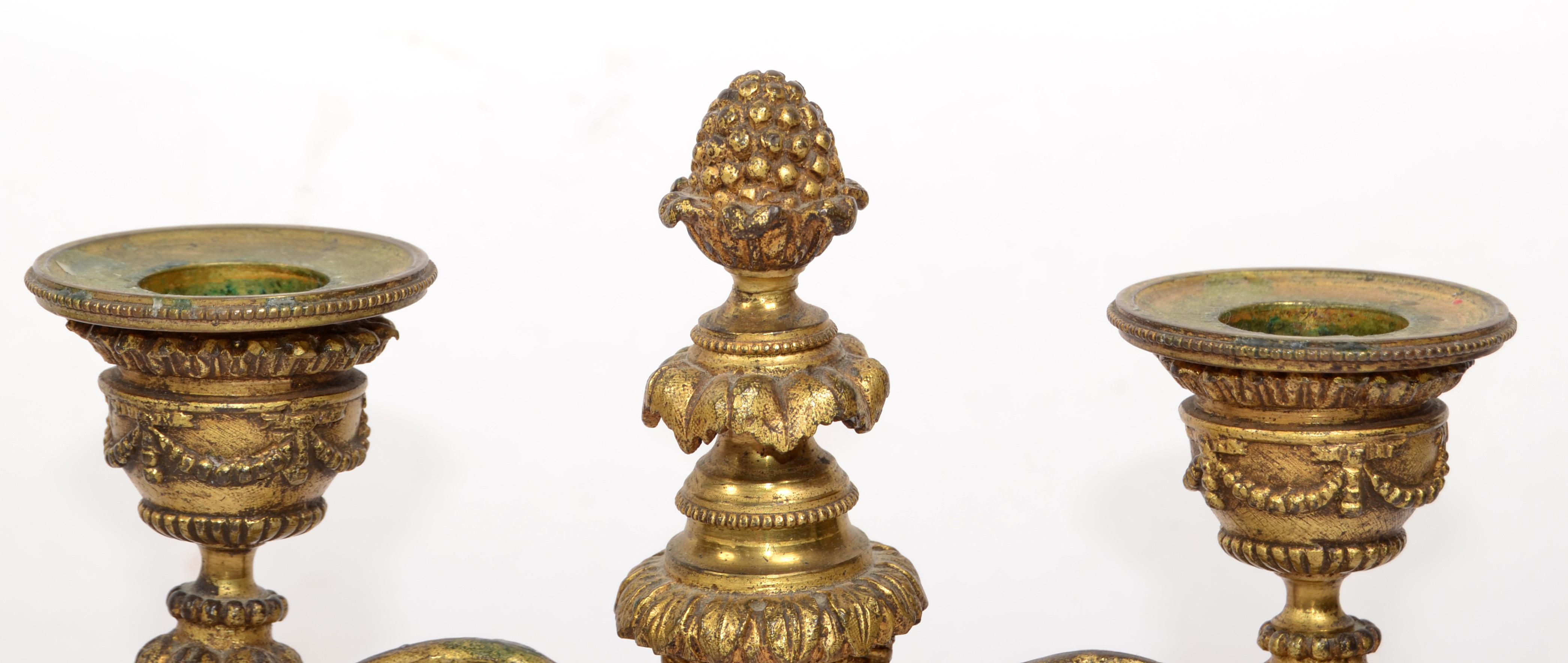 Paar französische verschnörkelte Napoleon III.-Kerzenhalter aus vergoldeter Bronze und Marmor im Angebot 3
