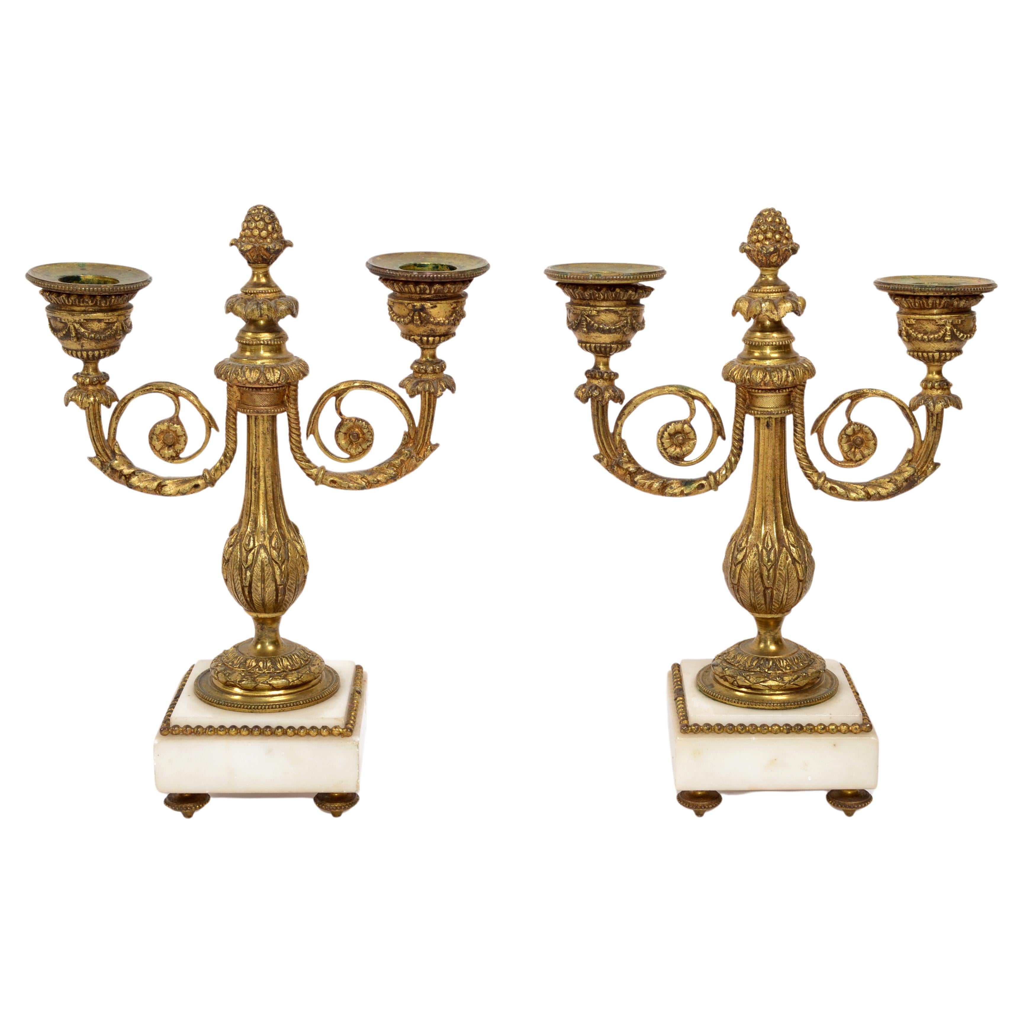 Paar französische verschnörkelte Napoleon III.-Kerzenhalter aus vergoldeter Bronze und Marmor im Angebot