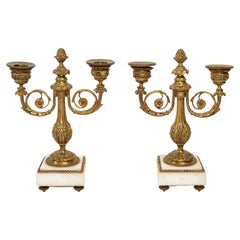 Paar französische verschnörkelte Napoleon III.-Kerzenhalter aus vergoldeter Bronze und Marmor