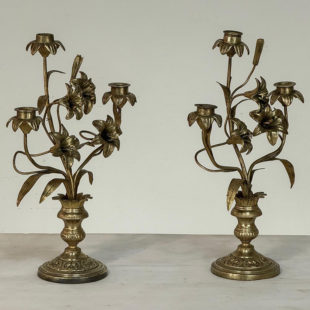 La coppia di candelabri floreali in bronzo del periodo Napoleone III è la scelta perfetta per dare un tocco finale a un caminetto, un buffet, un davanzale o qualsiasi altra superficie!  Progettate per avere una profondità inferiore a 5