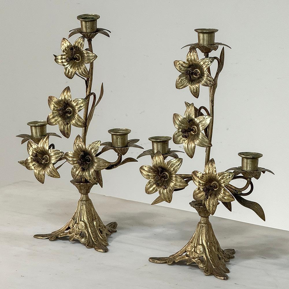 La coppia di candelabri floreali in bronzo del periodo Napoleone III è la scelta perfetta per dare un tocco finale a un caminetto, un buffet, un davanzale o qualsiasi altra superficie!  Progettate per avere una profondità inferiore a 6
