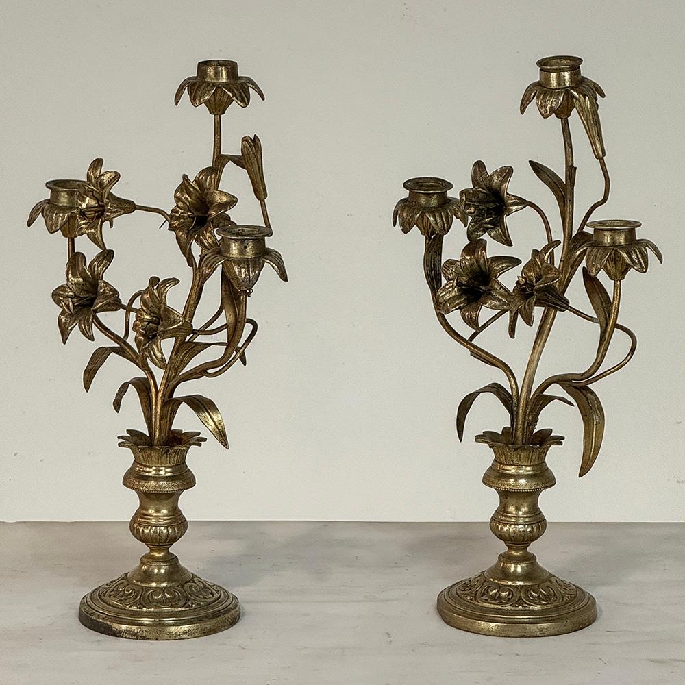 Francese Coppia di candelabri floreali in bronzo del periodo Napoleone III in vendita