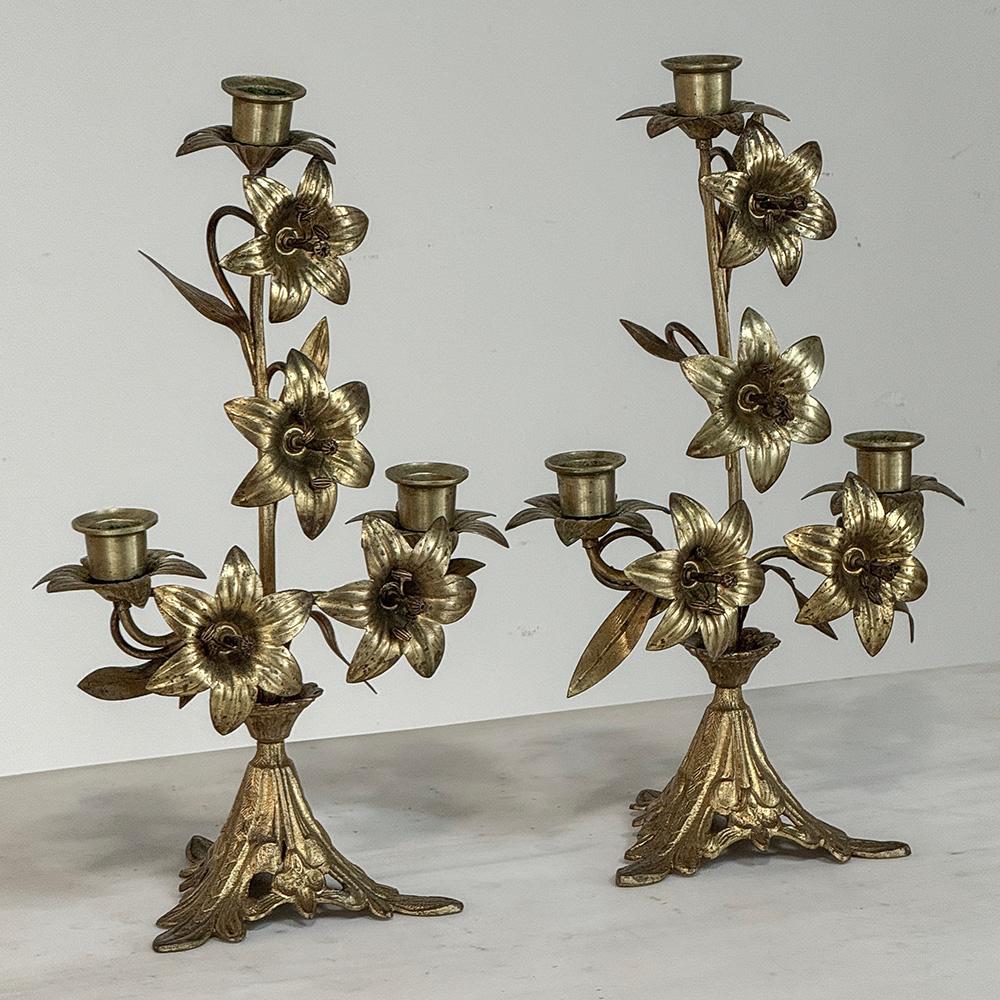 Francese Coppia di candelabri floreali in bronzo del periodo Napoleone III in vendita