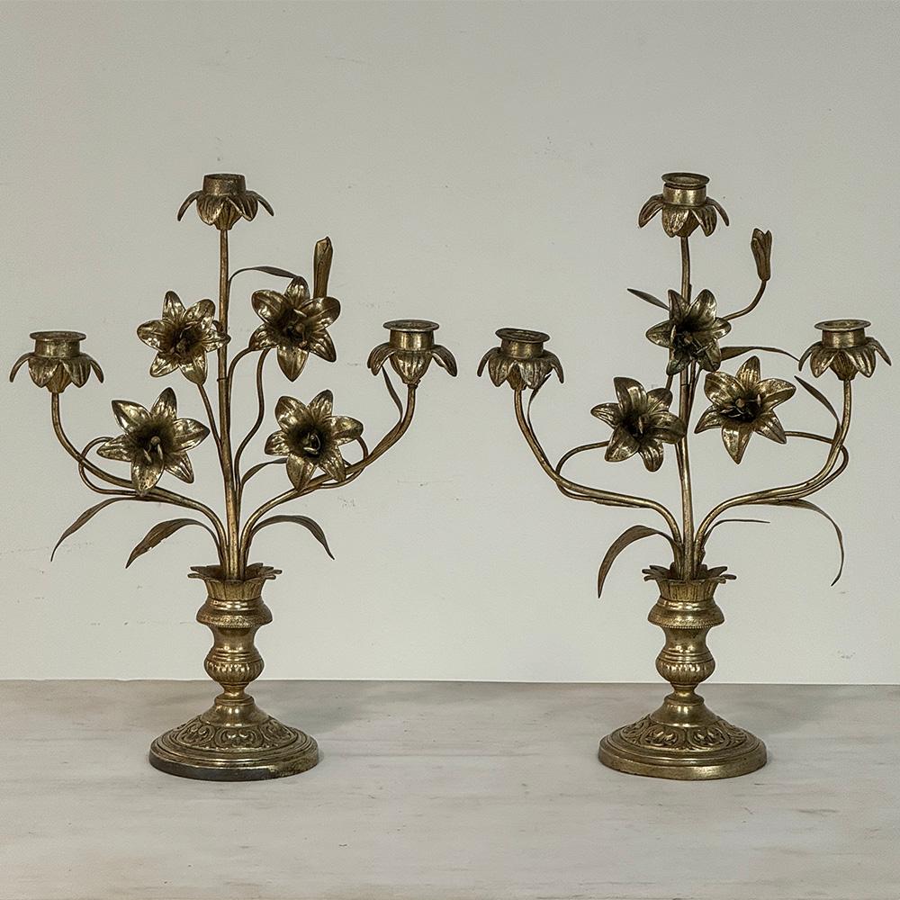 Fatto a mano Coppia di candelabri floreali in bronzo del periodo Napoleone III in vendita