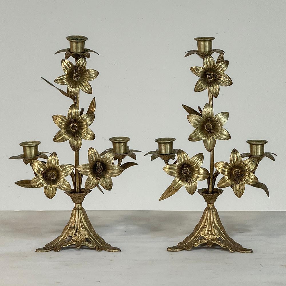 Fatto a mano Coppia di candelabri floreali in bronzo del periodo Napoleone III in vendita