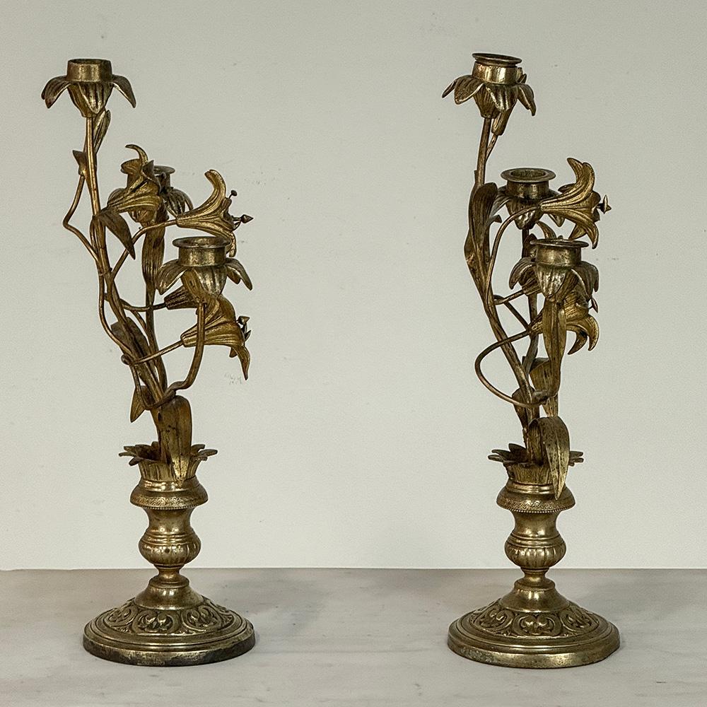 Coppia di candelabri floreali in bronzo del periodo Napoleone III In condizioni buone in vendita a Dallas, TX