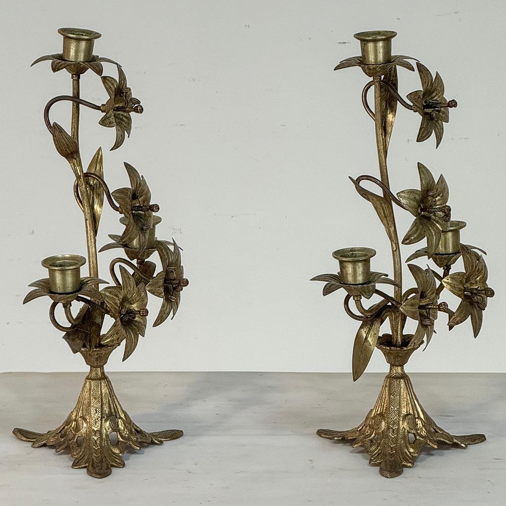 Coppia di candelabri floreali in bronzo del periodo Napoleone III In condizioni buone in vendita a Dallas, TX