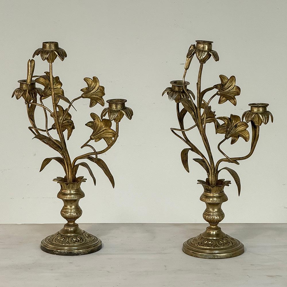XIX secolo Coppia di candelabri floreali in bronzo del periodo Napoleone III in vendita
