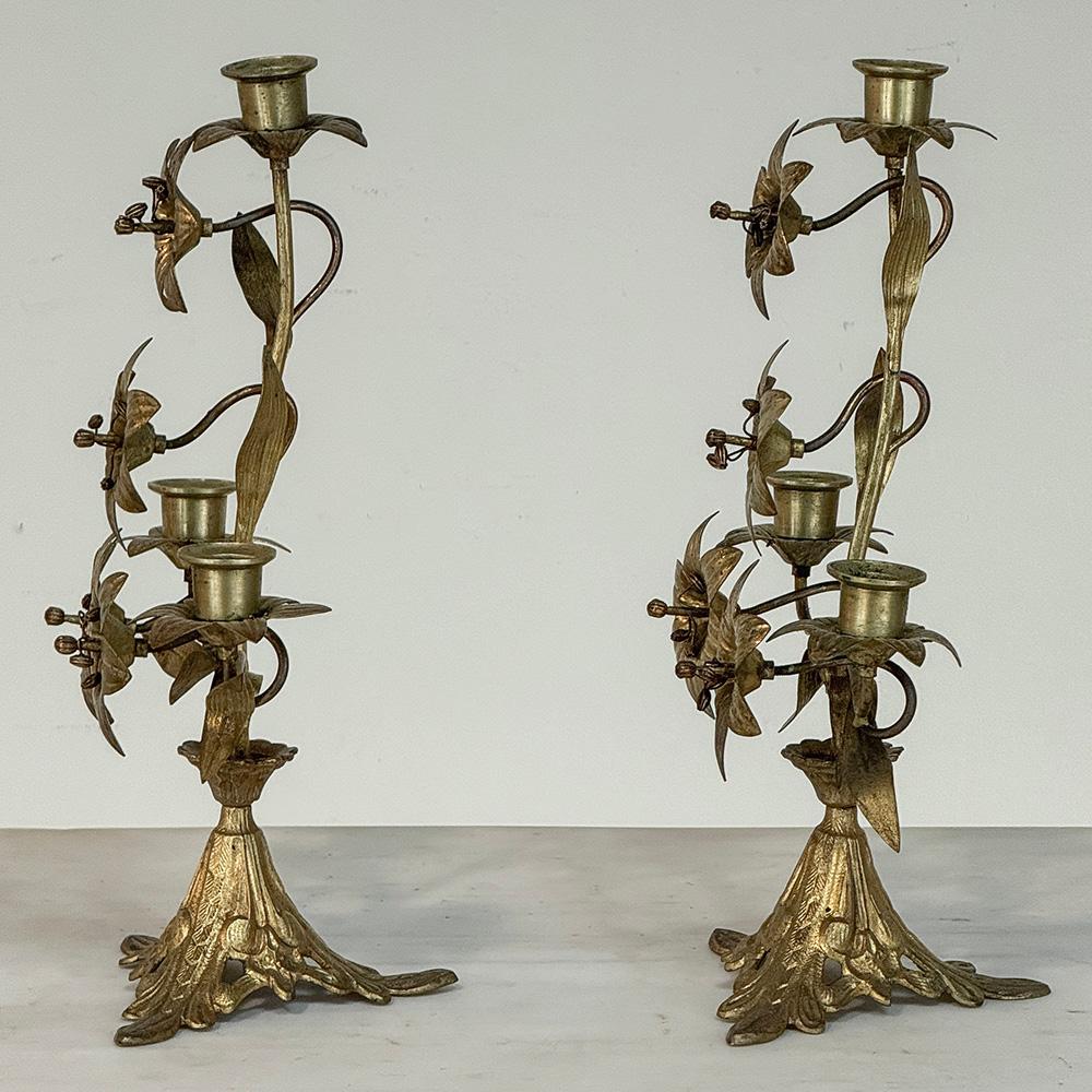 XIX secolo Coppia di candelabri floreali in bronzo del periodo Napoleone III in vendita