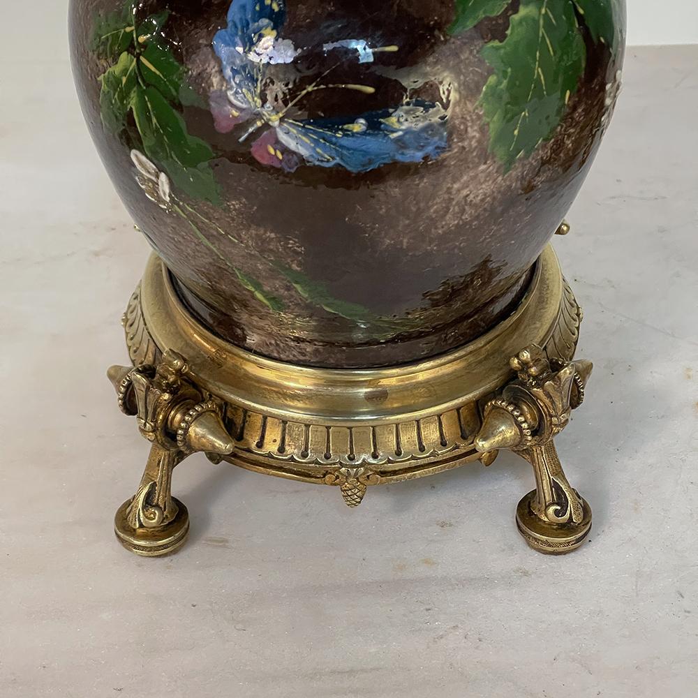 Paire de lampes de table en faïence émaillée d'époque Napoléon III avec bases en bronze en vente 5