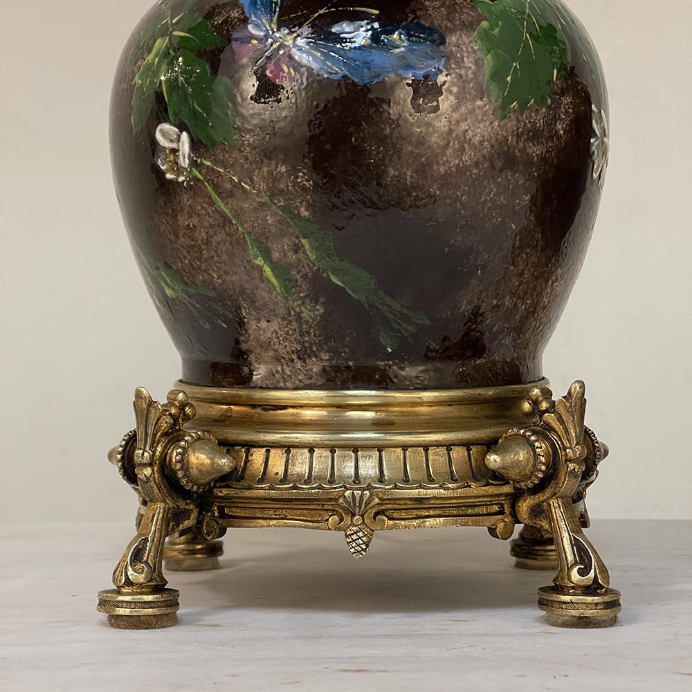 Paire de lampes de table en faïence émaillée d'époque Napoléon III avec bases en bronze en vente 8