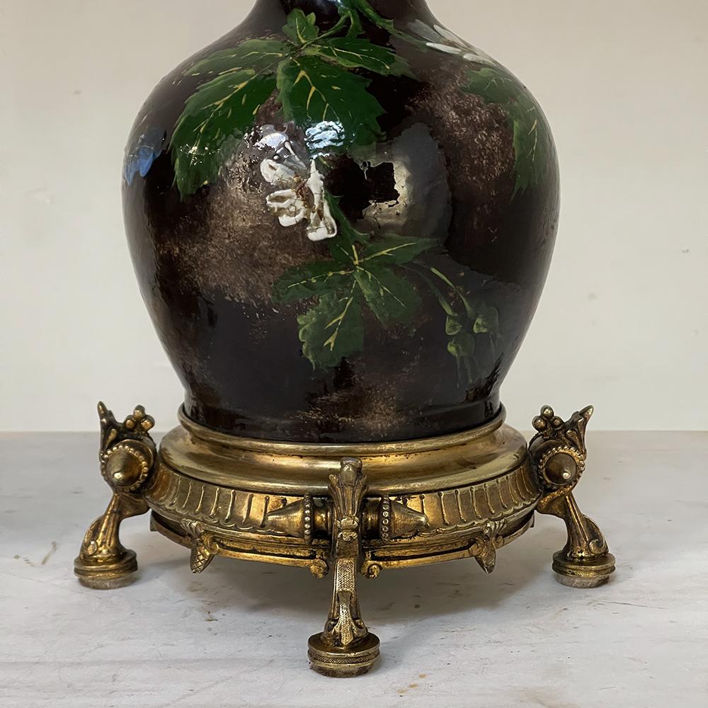 Paire de lampes de table en faïence émaillée d'époque Napoléon III avec bases en bronze en vente 9