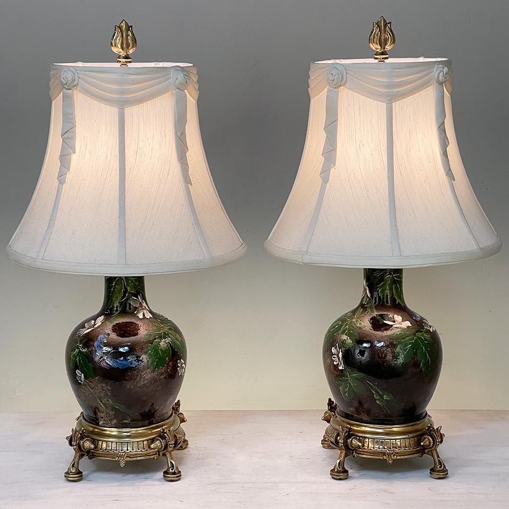 Fait main Paire de lampes de table en faïence émaillée d'époque Napoléon III avec bases en bronze en vente